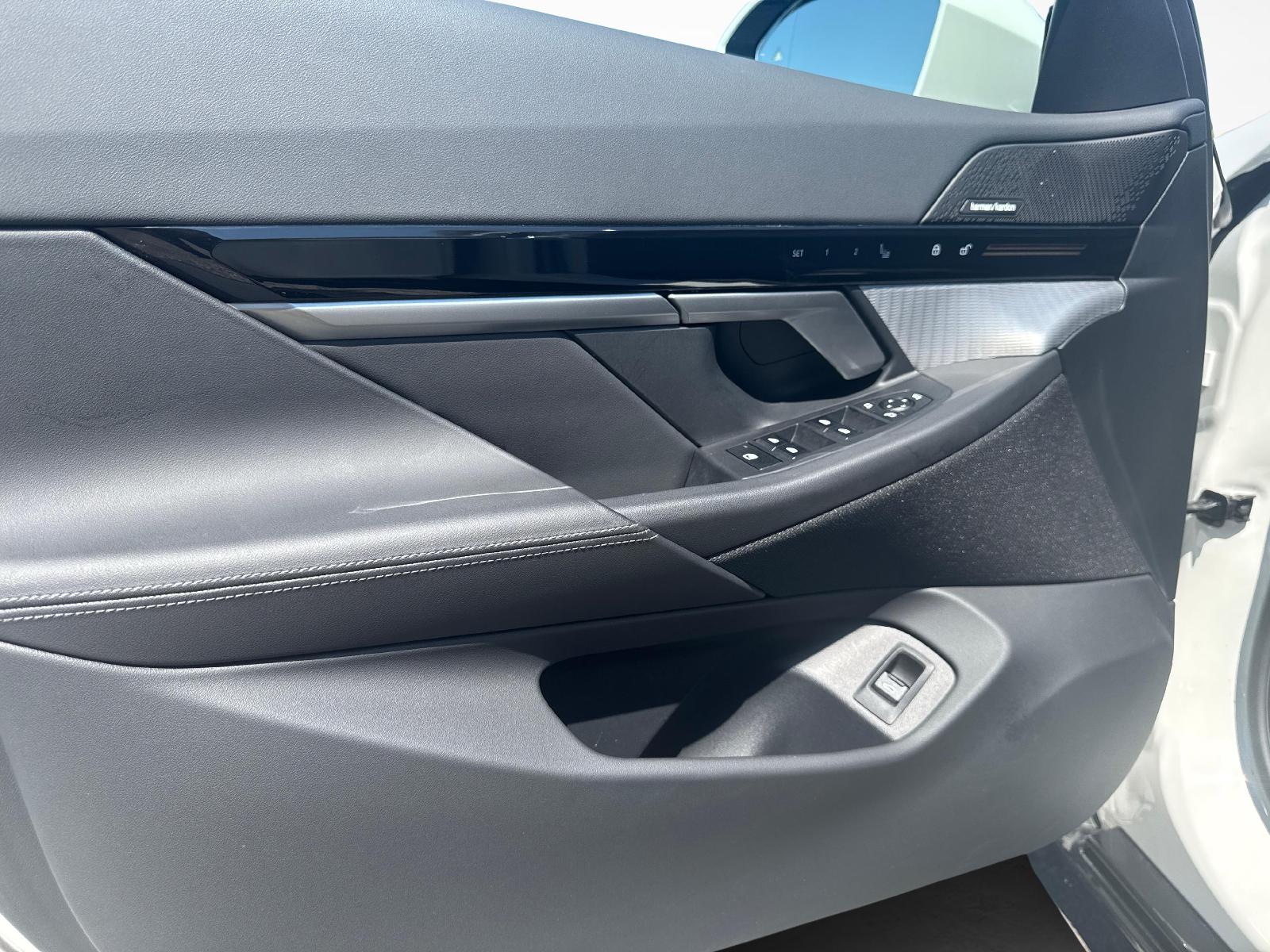 BMW 520d xDrive Touring-image-12
