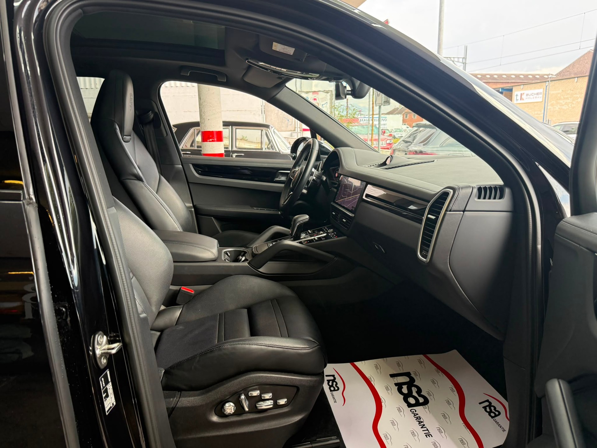 PORSCHE Cayenne *PDLS* *360-Kamera* *Pano Dach* *Bose Sound* E-Hybrid-image-19