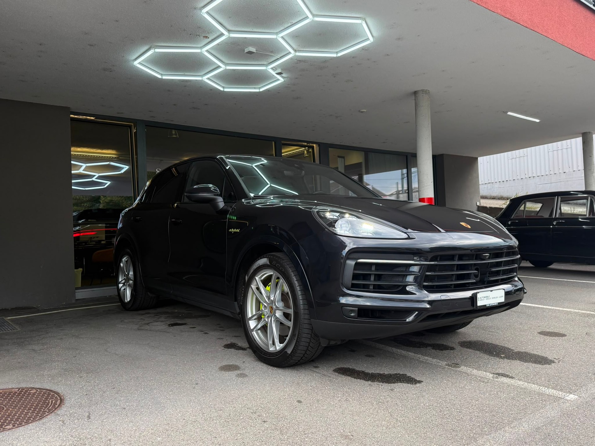 PORSCHE Cayenne *PDLS* *360-Kamera* *Pano Dach* *Bose Sound* E-Hybrid-image-2