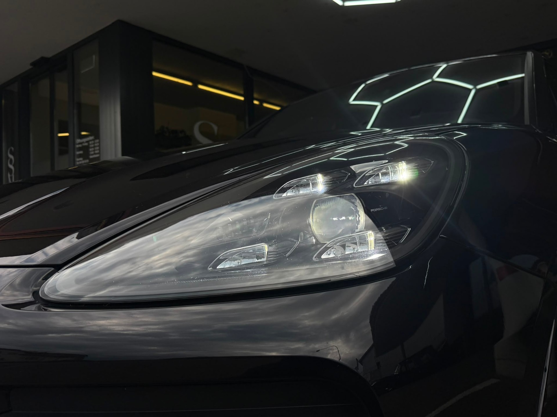 PORSCHE Cayenne *PDLS* *360-Kamera* *Pano Dach* *Bose Sound* E-Hybrid-image-3