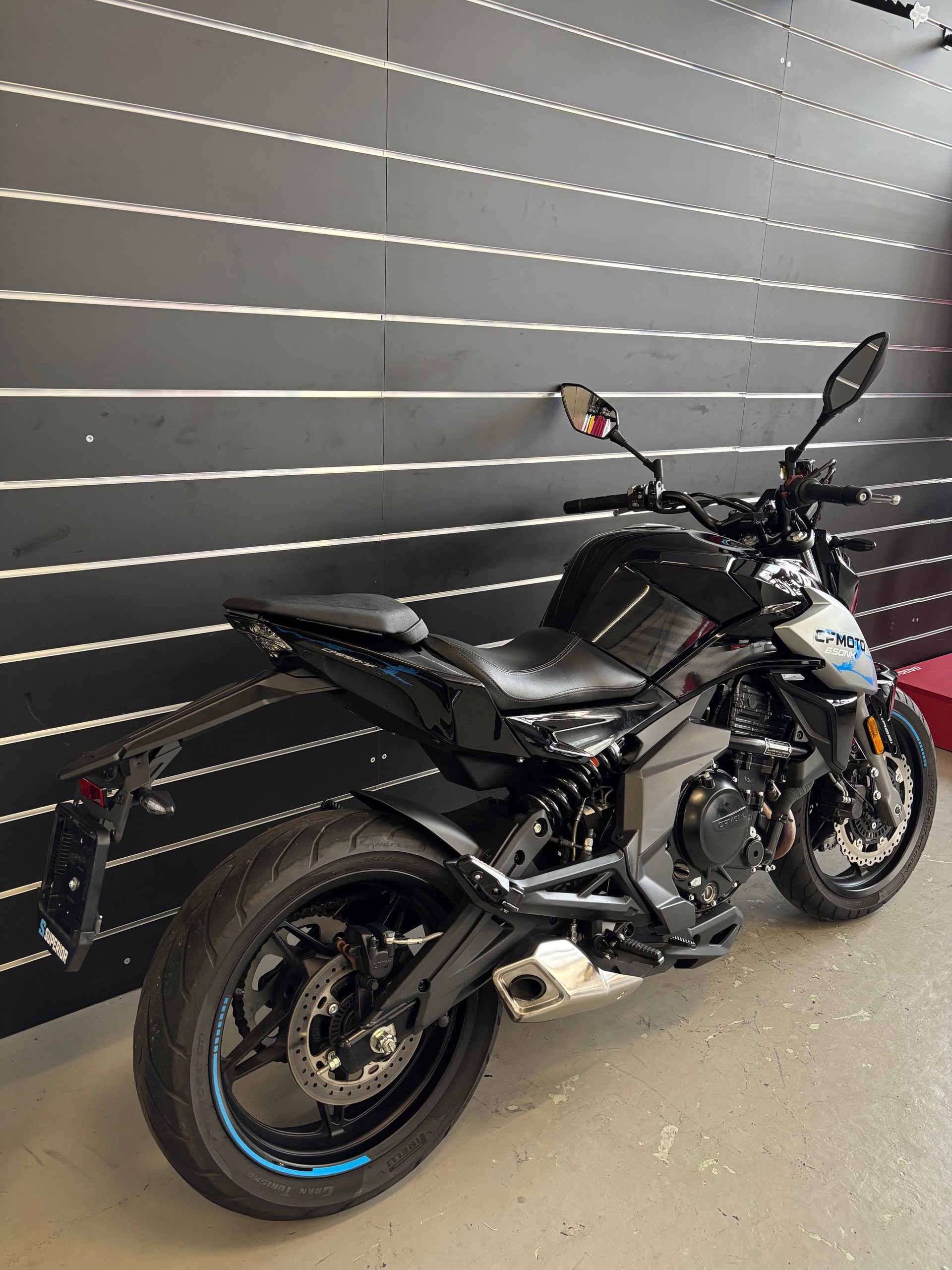 CF MOTO 650NK-showroom-element-3