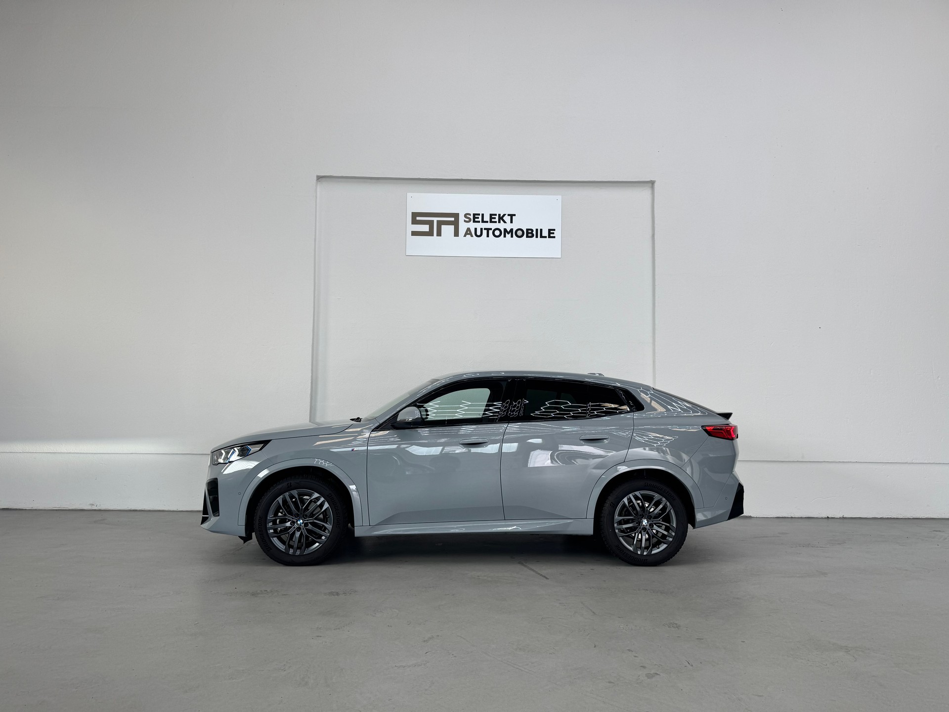 BMW X2 sDrive 20i 48V M Sport | CH-Fahrzeug | Iconic Glow-showroom-element-3