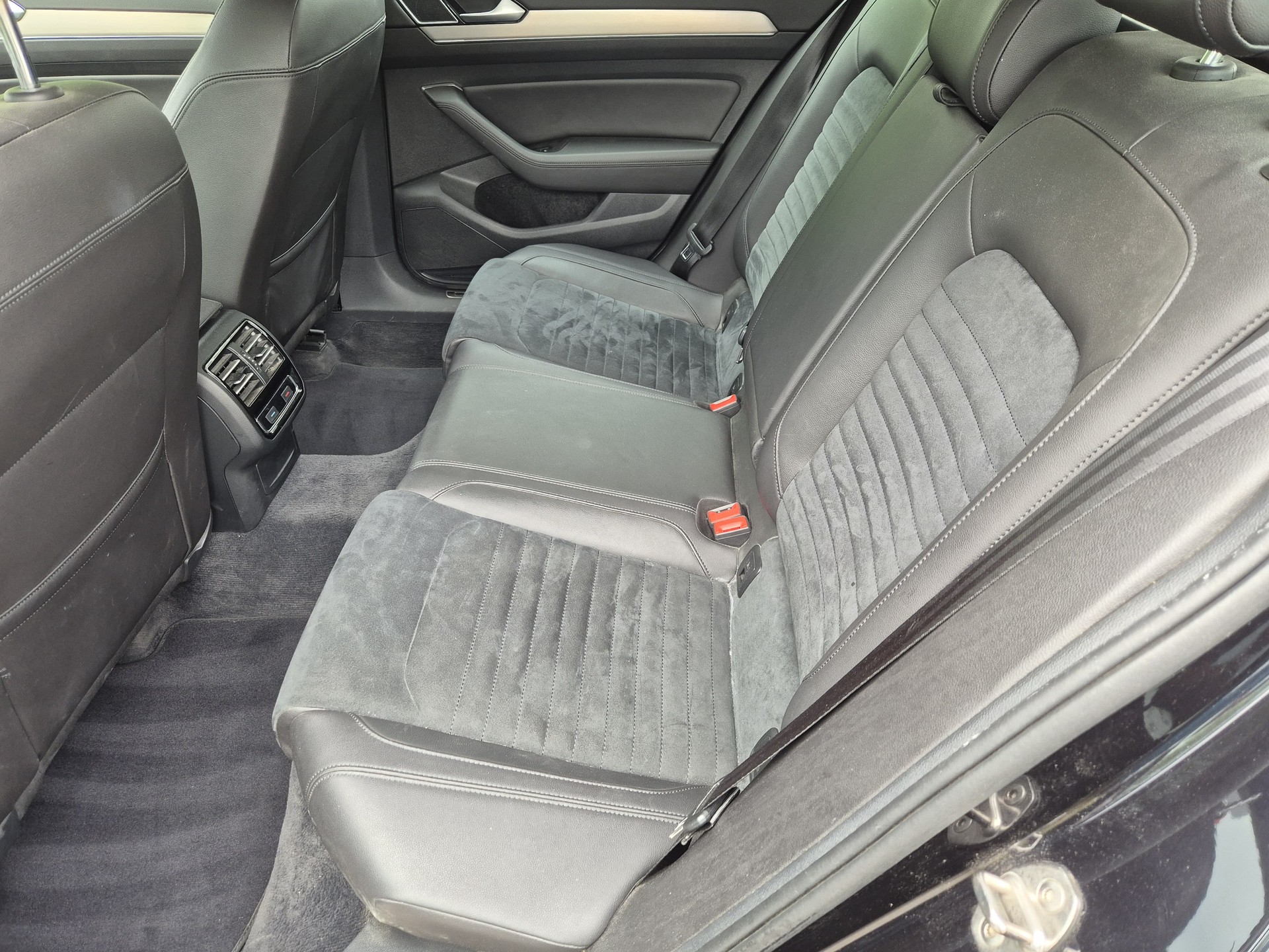 VW Passat Variant 2.0 TDI BMT High. DSG 4Motion-image-10