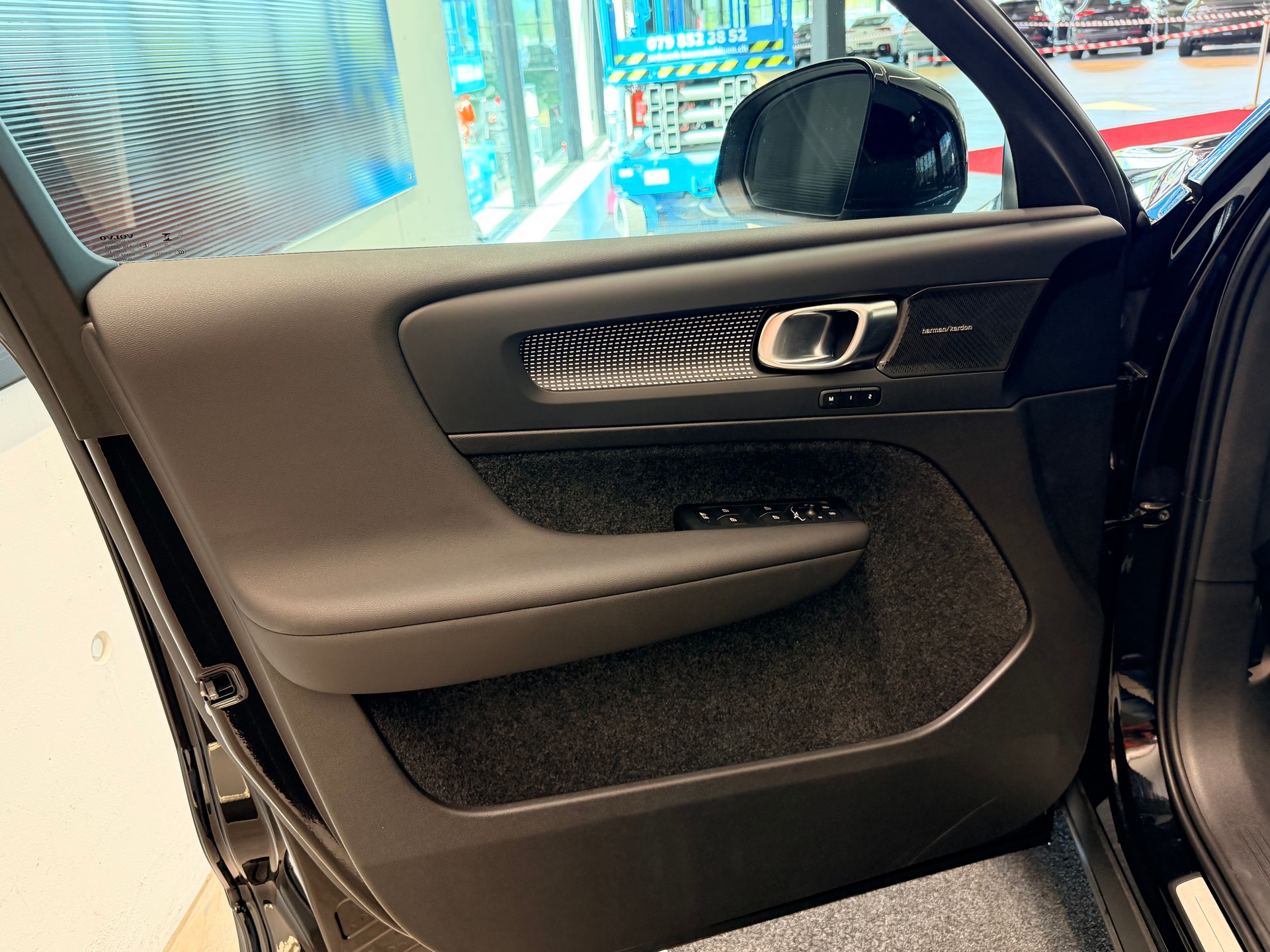 VOLVO EX40 82kWh Twin Motor AWD Ultra Black Ed.-image-11