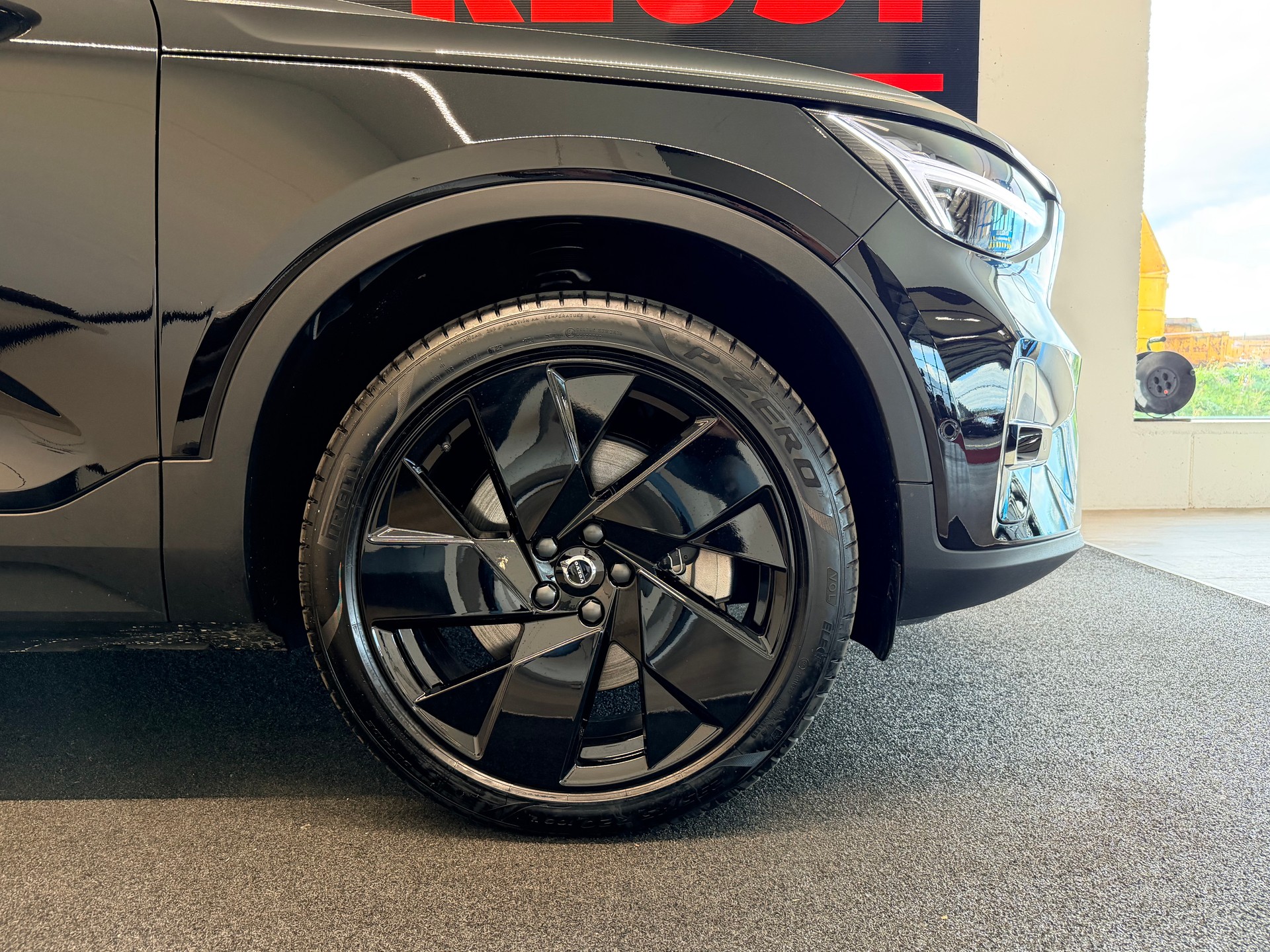 VOLVO EX40 82kWh Twin Motor AWD Ultra Black Ed.-image-5