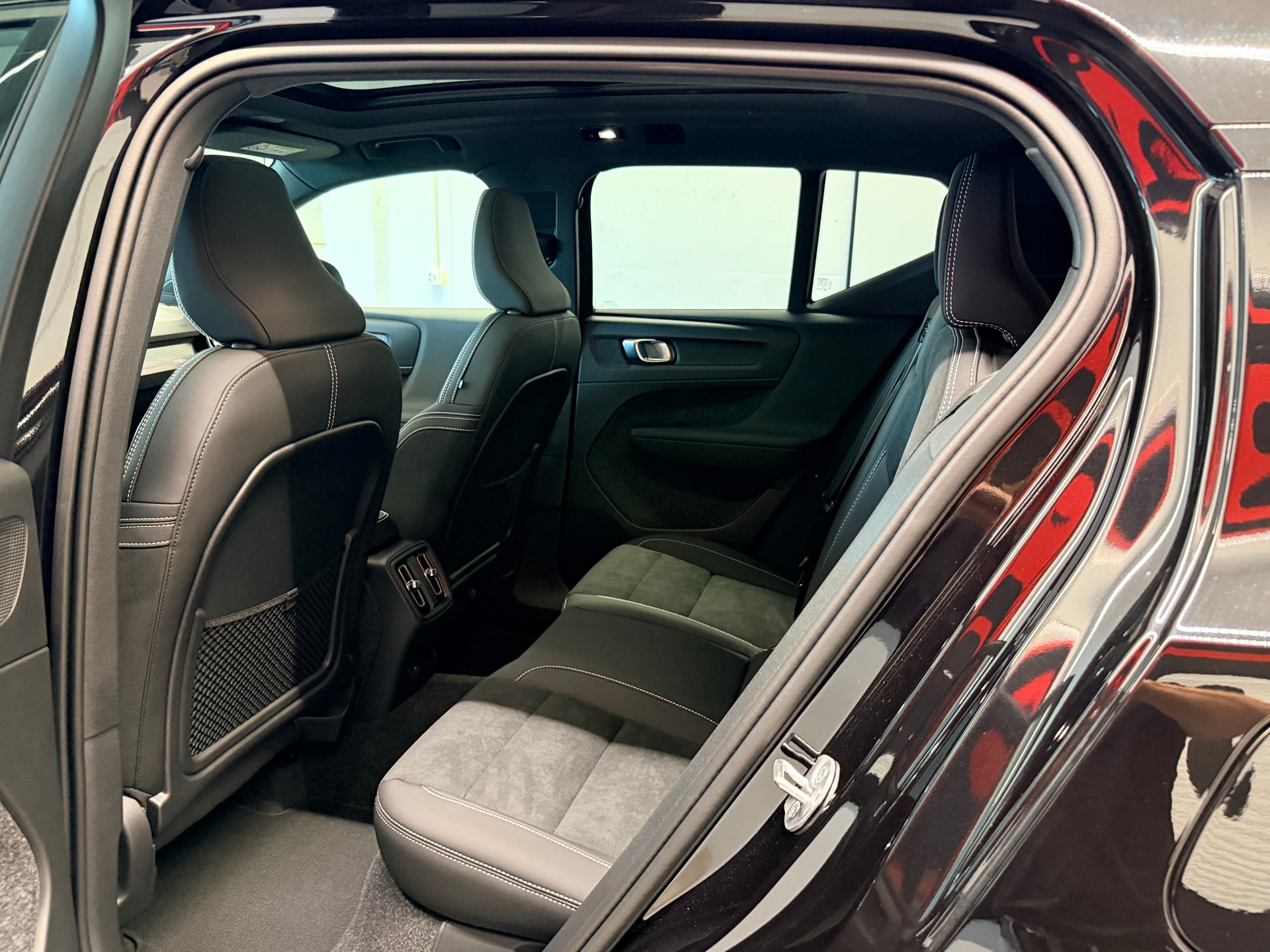 VOLVO EX40 82kWh Twin Motor AWD Ultra Black Ed.-image-15