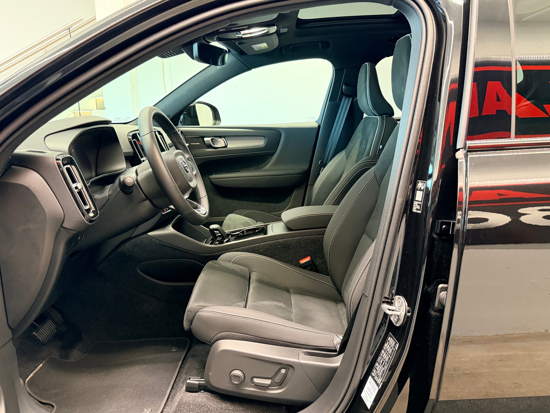 VOLVO EX40 82kWh Twin Motor AWD Ultra Black Ed.-image-13