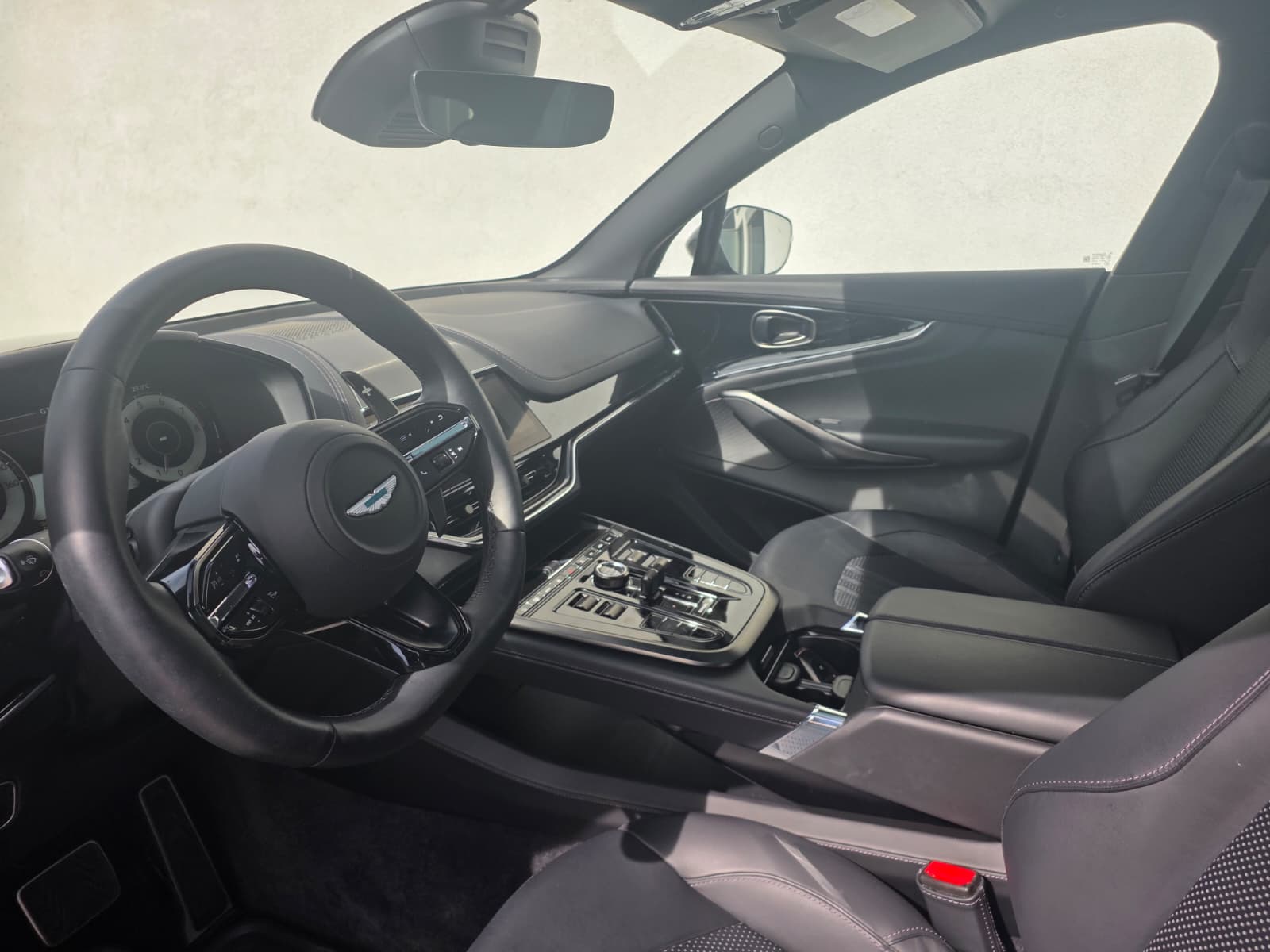 ASTON MARTIN DBX 4.0 V8-image-6