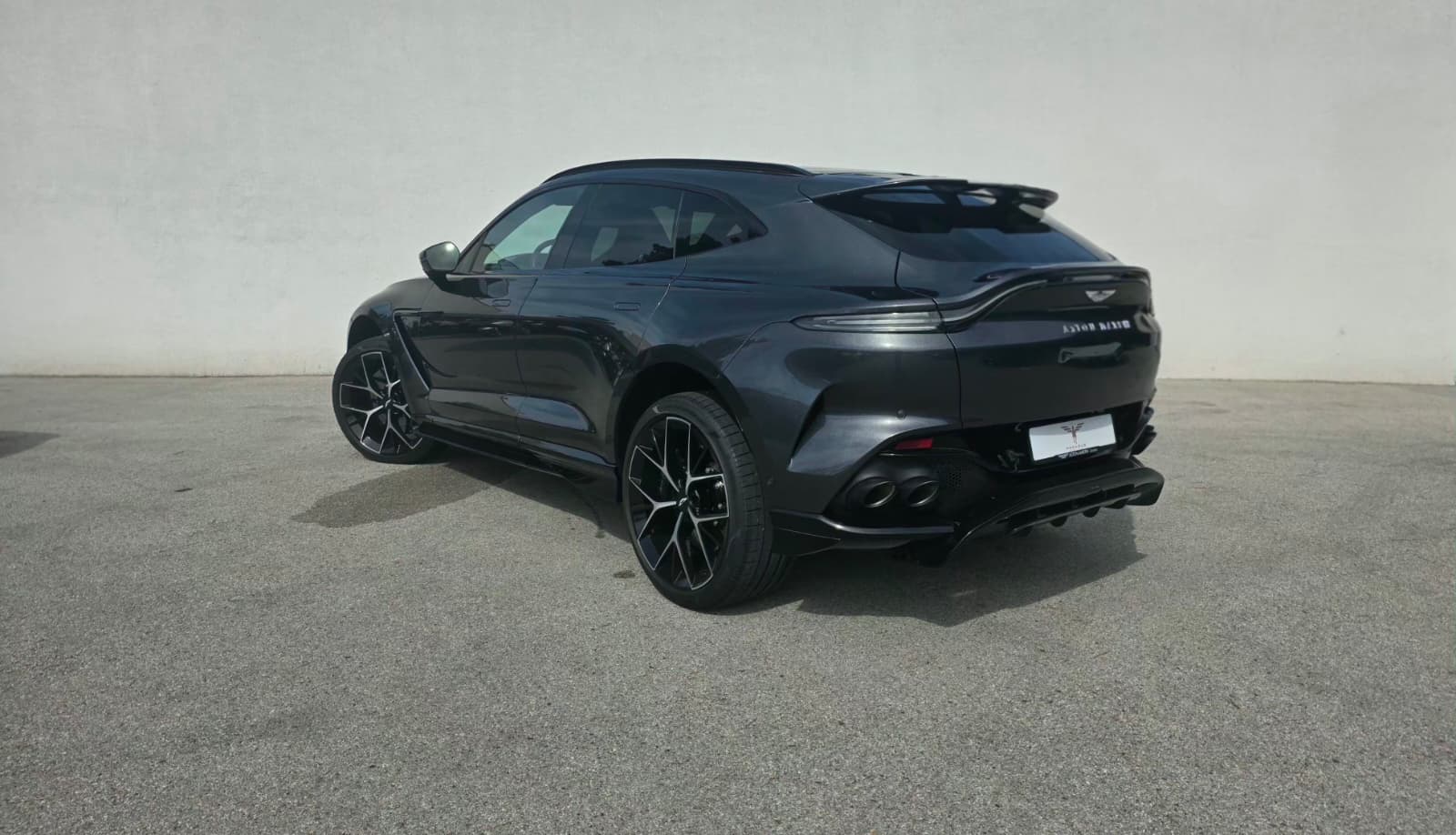 ASTON MARTIN DBX 4.0 V8-image-4
