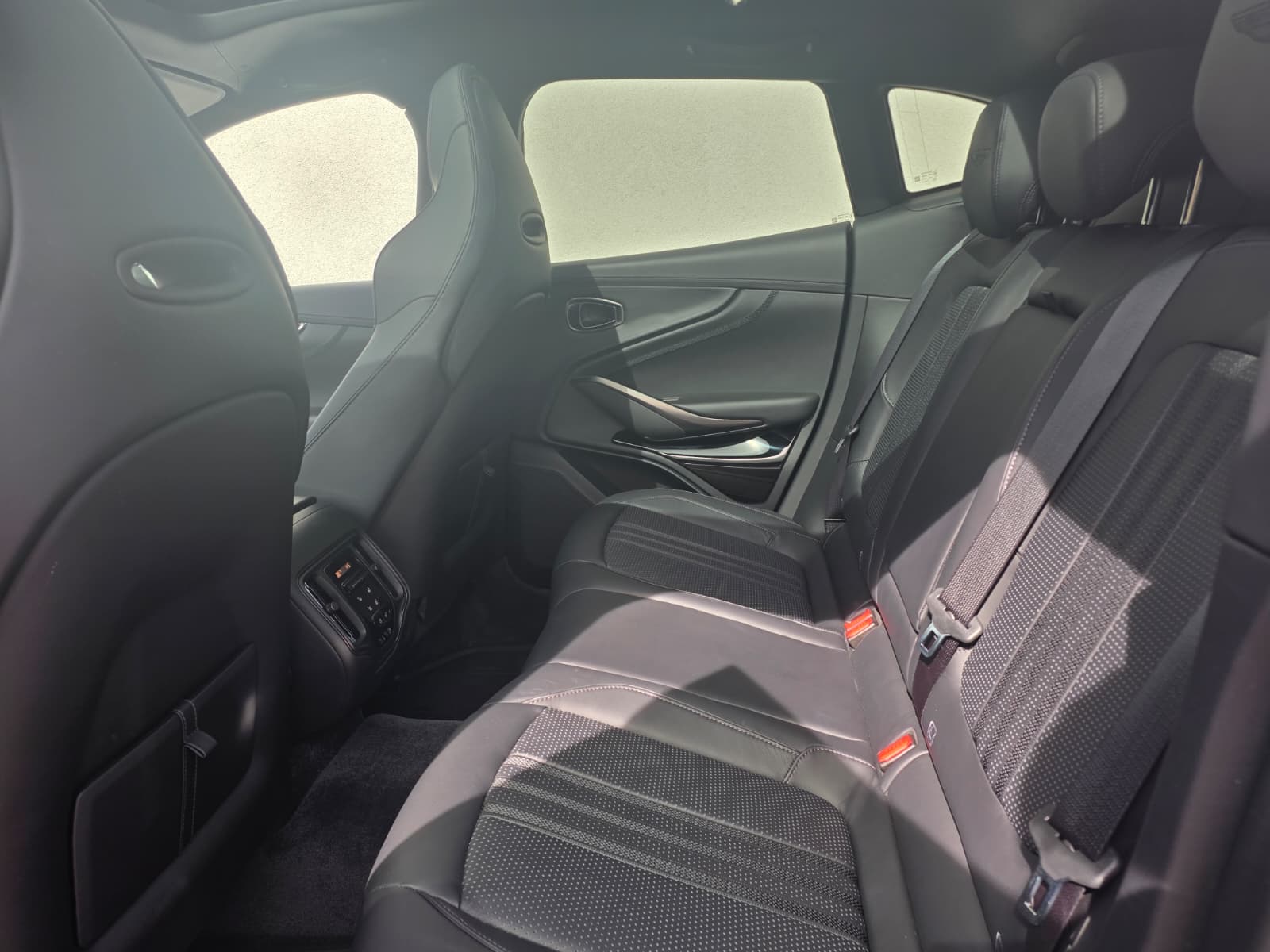 ASTON MARTIN DBX 4.0 V8-image-9