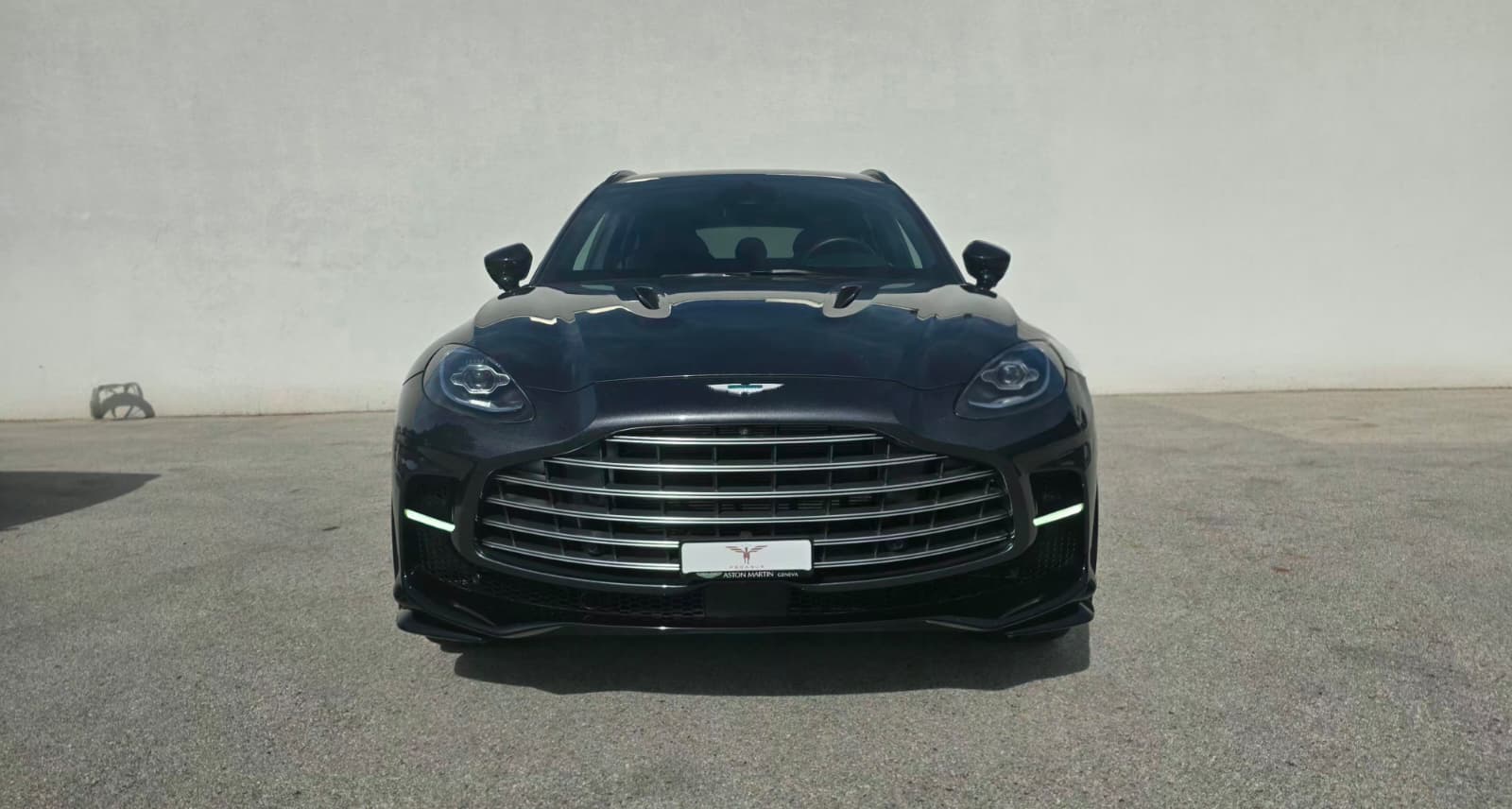 ASTON MARTIN DBX 4.0 V8-image-2