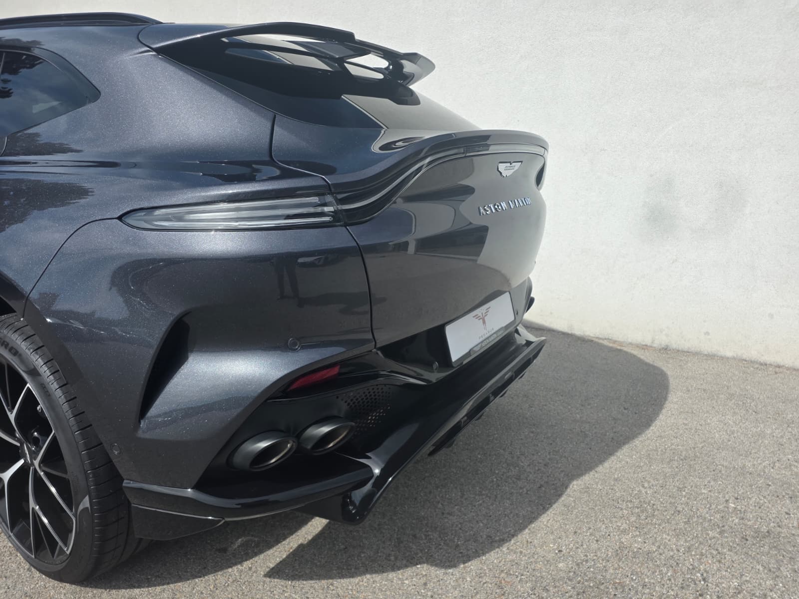ASTON MARTIN DBX 4.0 V8-image-5
