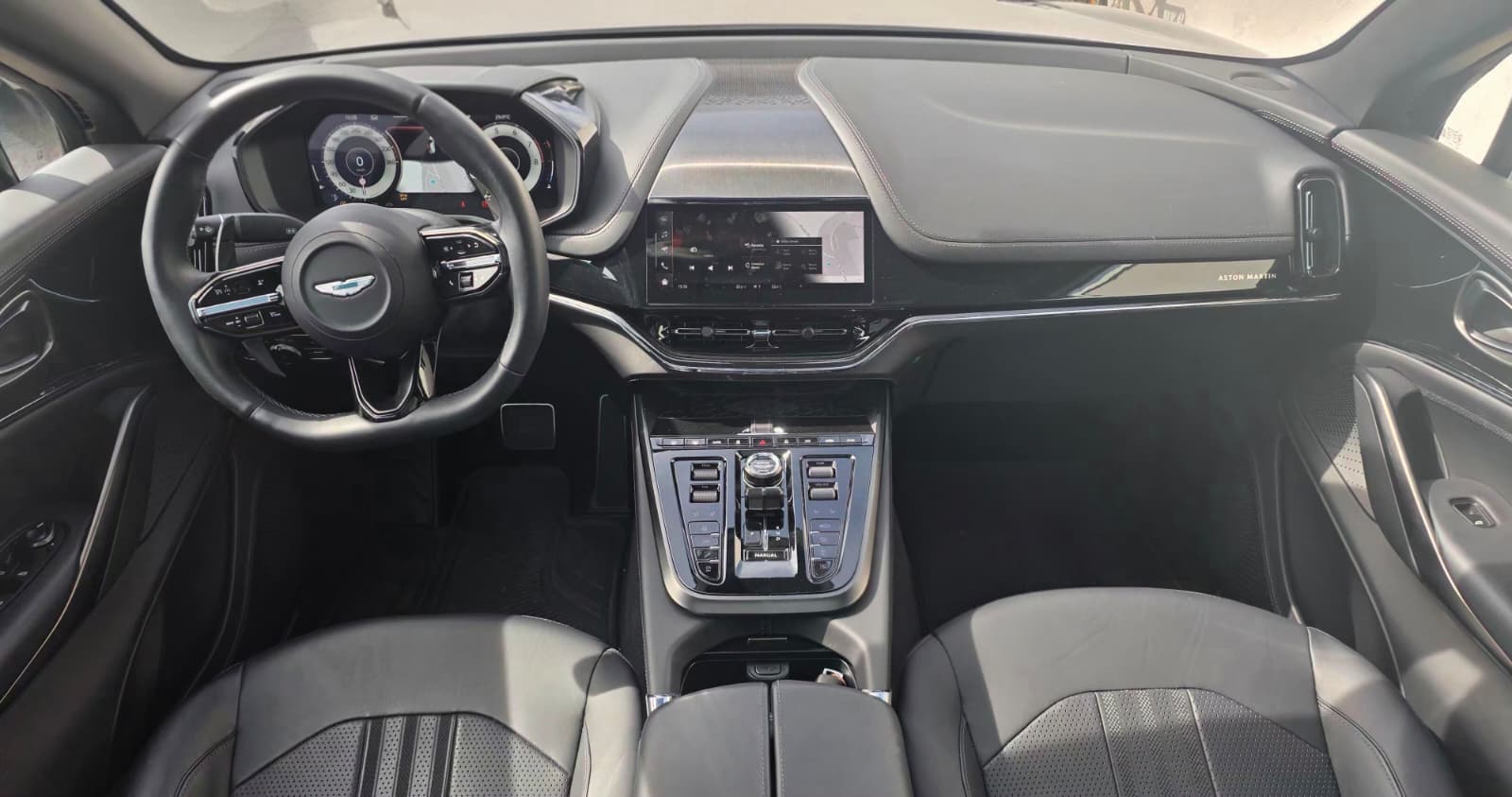 ASTON MARTIN DBX 4.0 V8-image-8