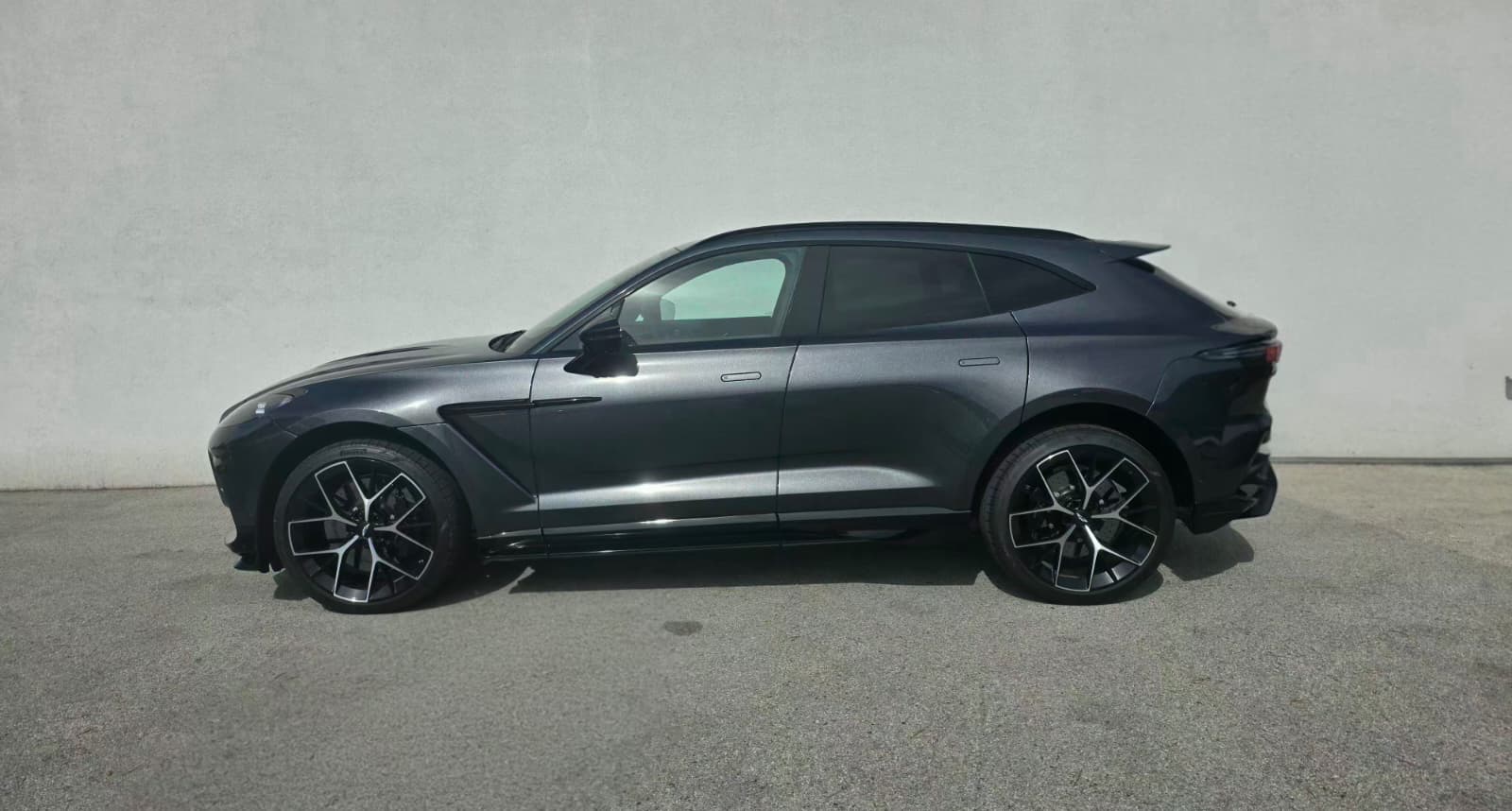 ASTON MARTIN DBX 4.0 V8-image-1