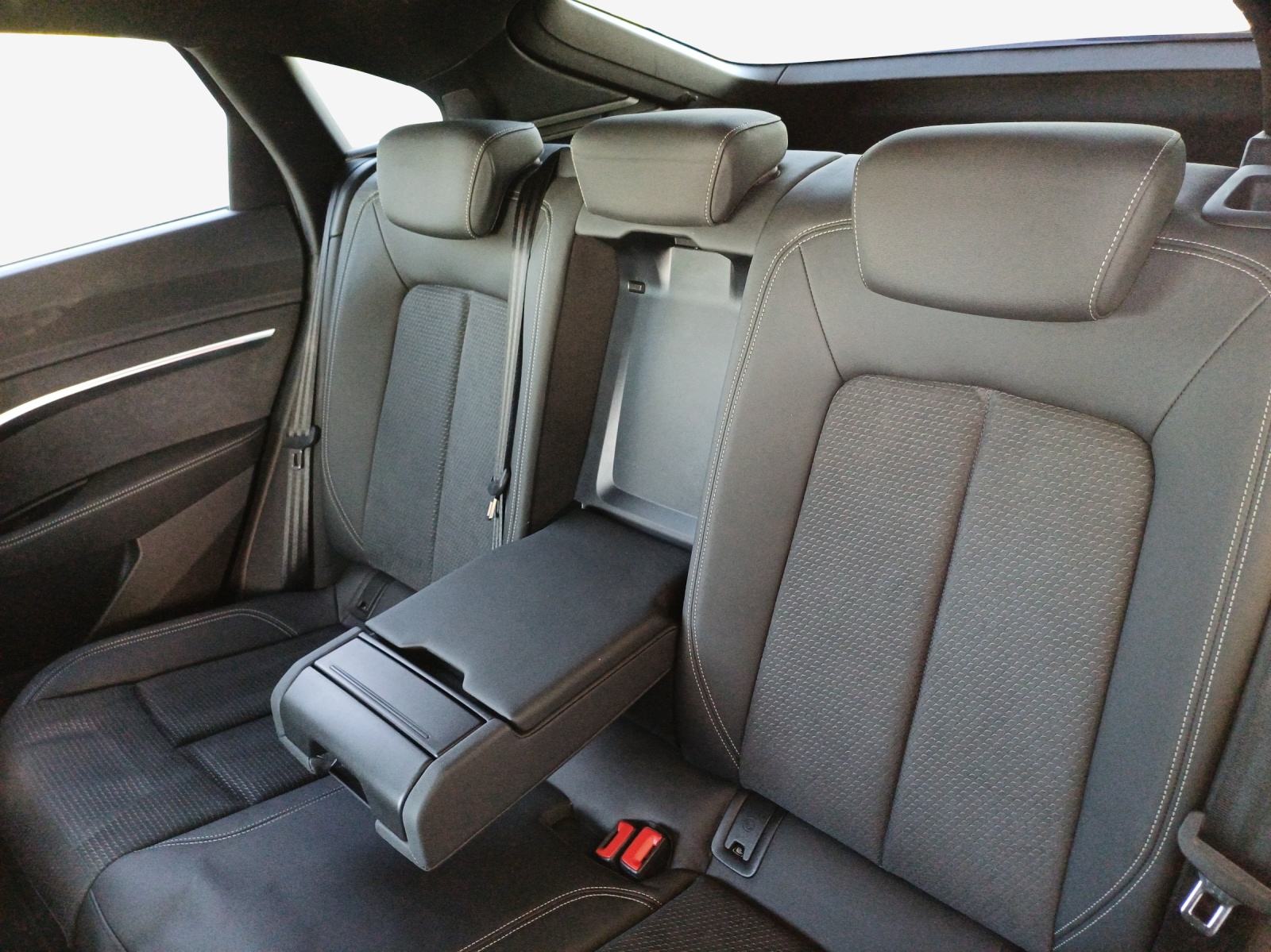 AUDI e-tron 55 Sportback S Line Black Edition quattro-image-12