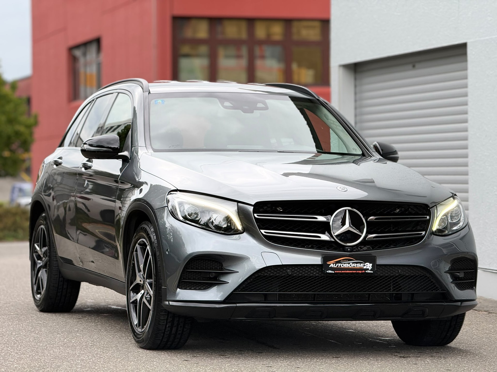 MERCEDES-BENZ GLC 300 AMG Line 4m-showroom-element-1