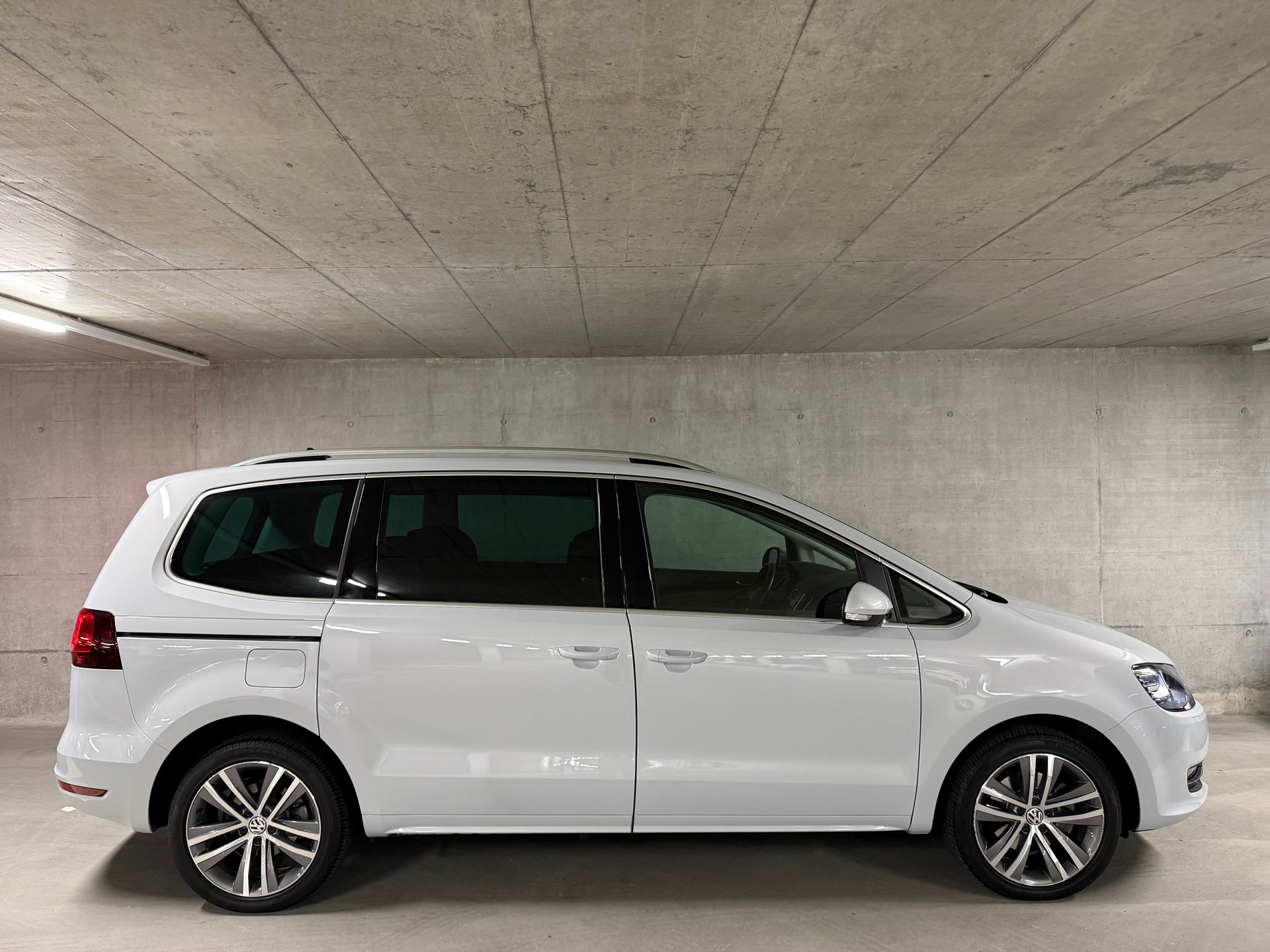 VW Sharan 2.0 TDI SCR Highline DSG 4m-image-3