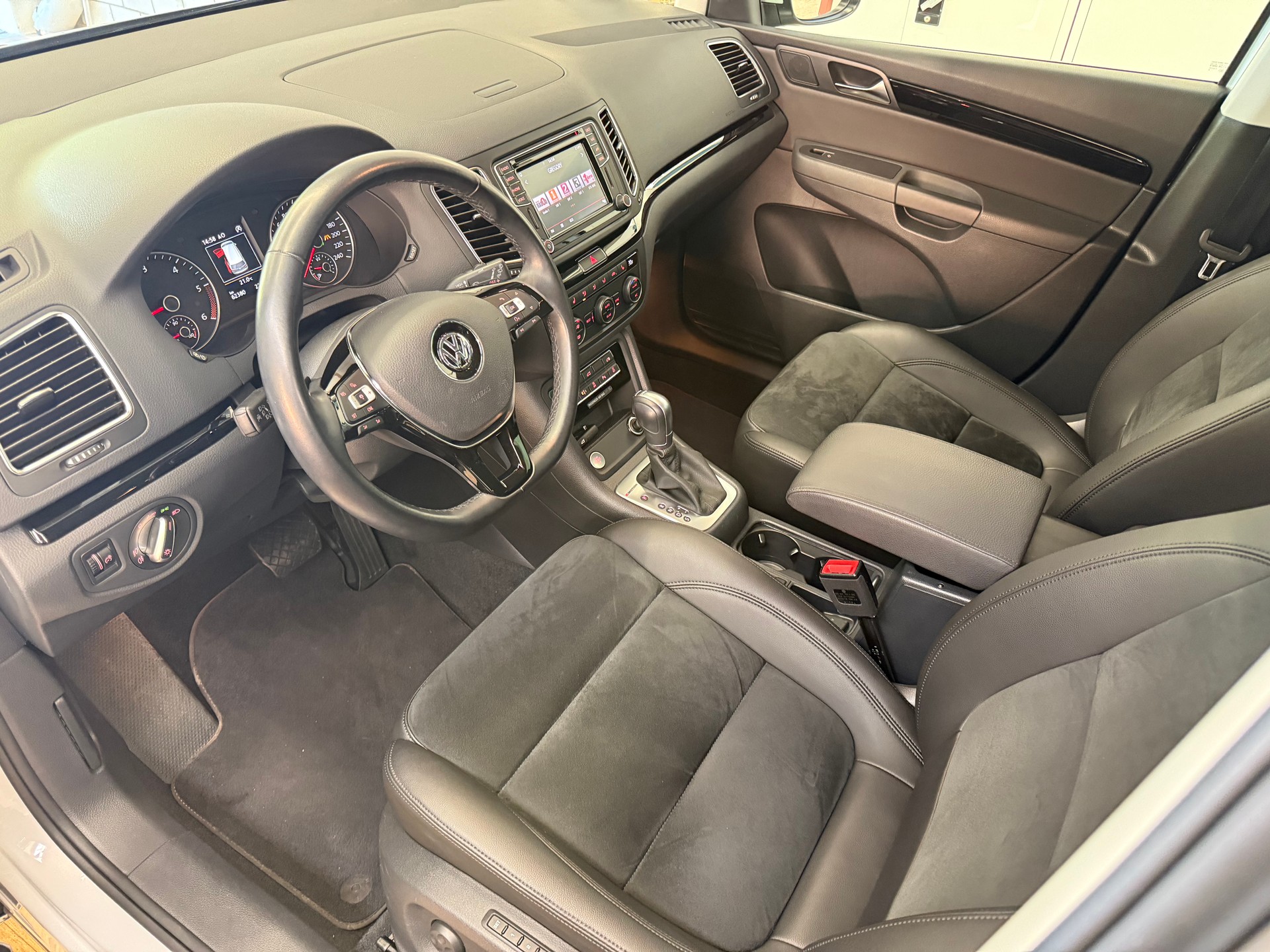 VW Sharan 2.0 TDI SCR Highline DSG 4m-image-12