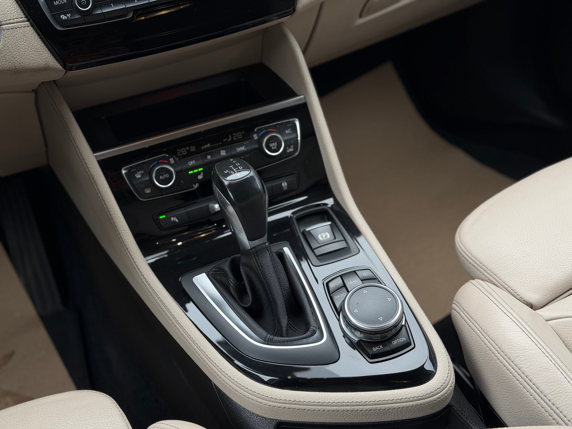 BMW 220d xDrive Active Tourer Sport Line Steptronic-image-15