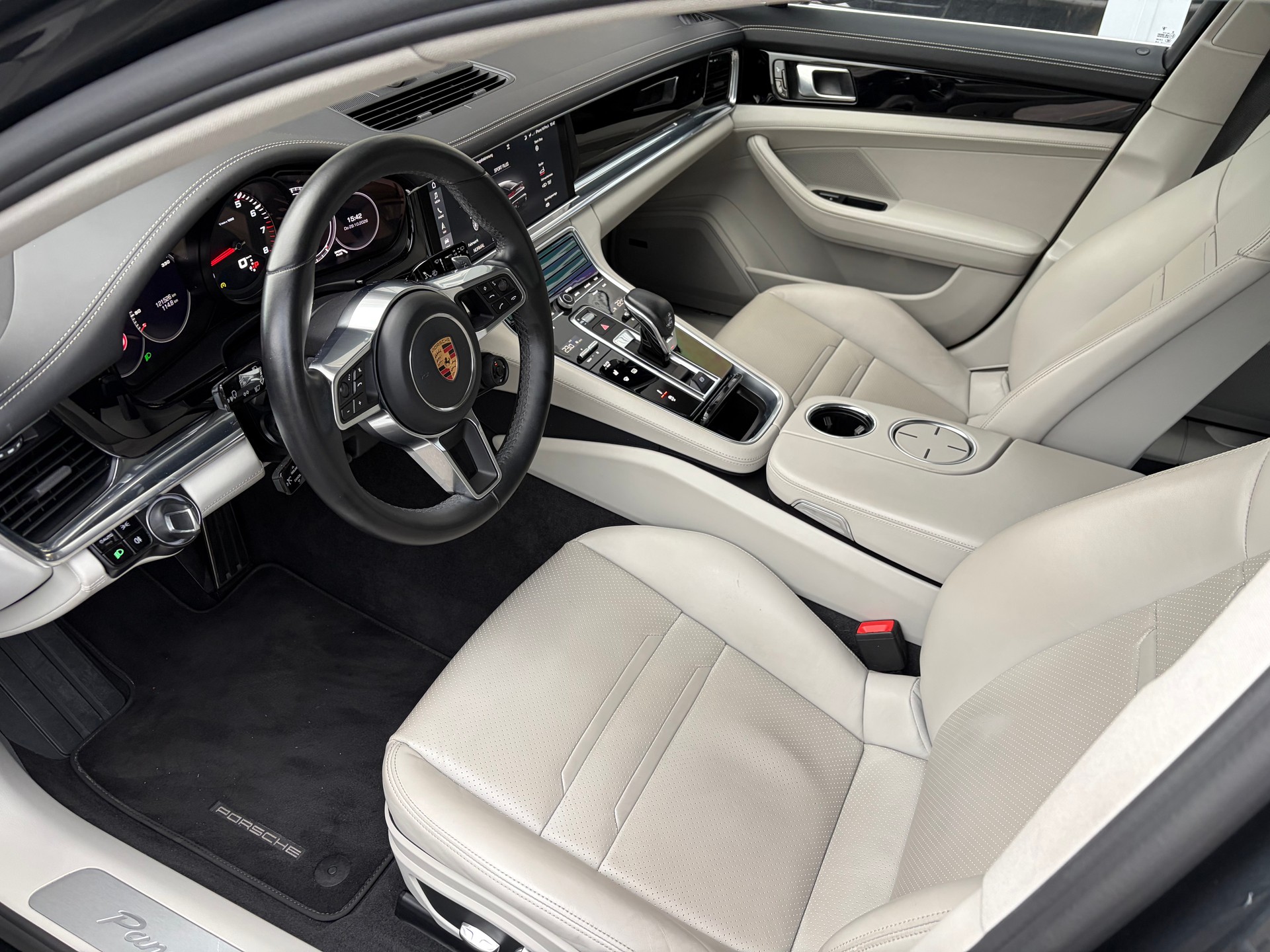 PORSCHE Panamera 4S PDK ** * Stilvolle Perfektion*-image-8