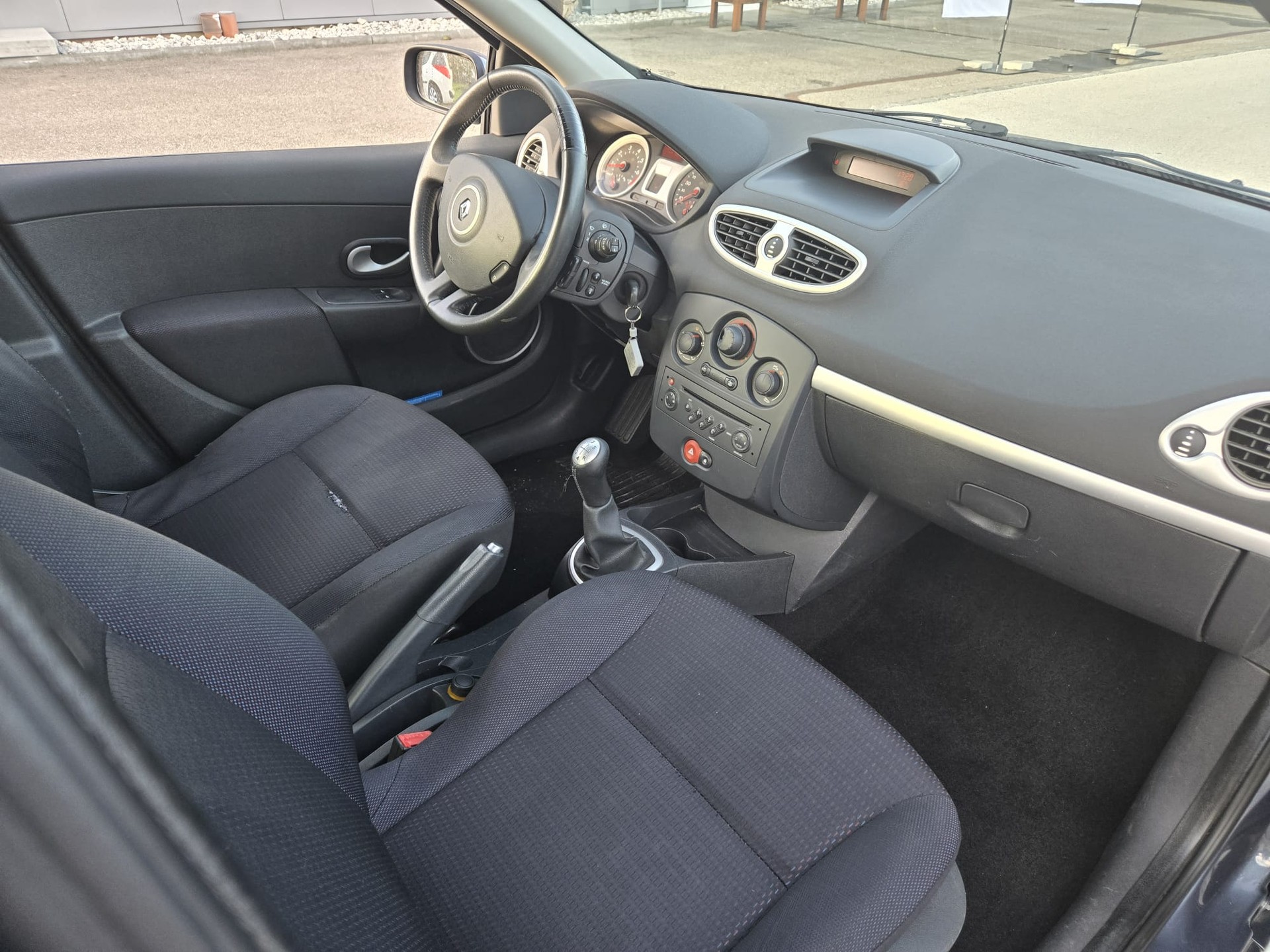 RENAULT Clio 1.2 16V Turbo Dynamique-image-4