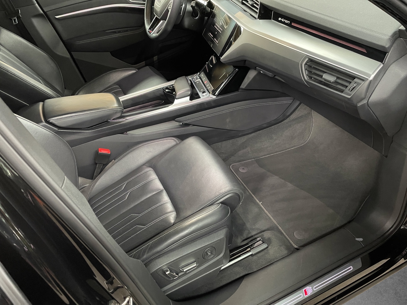 AUDI e-tron 55 Advanced quattro-image-8