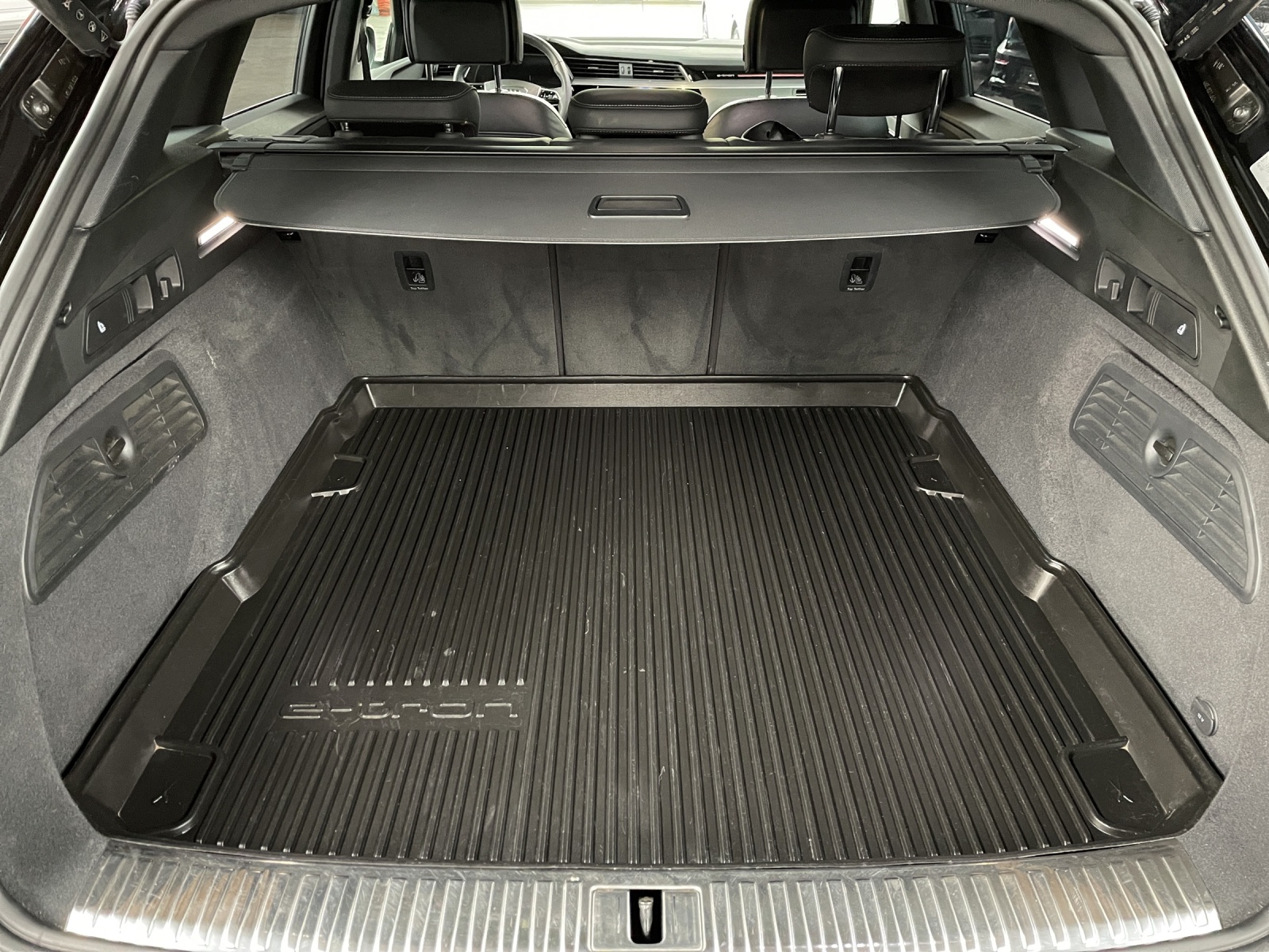 AUDI e-tron 55 Advanced quattro-image-10