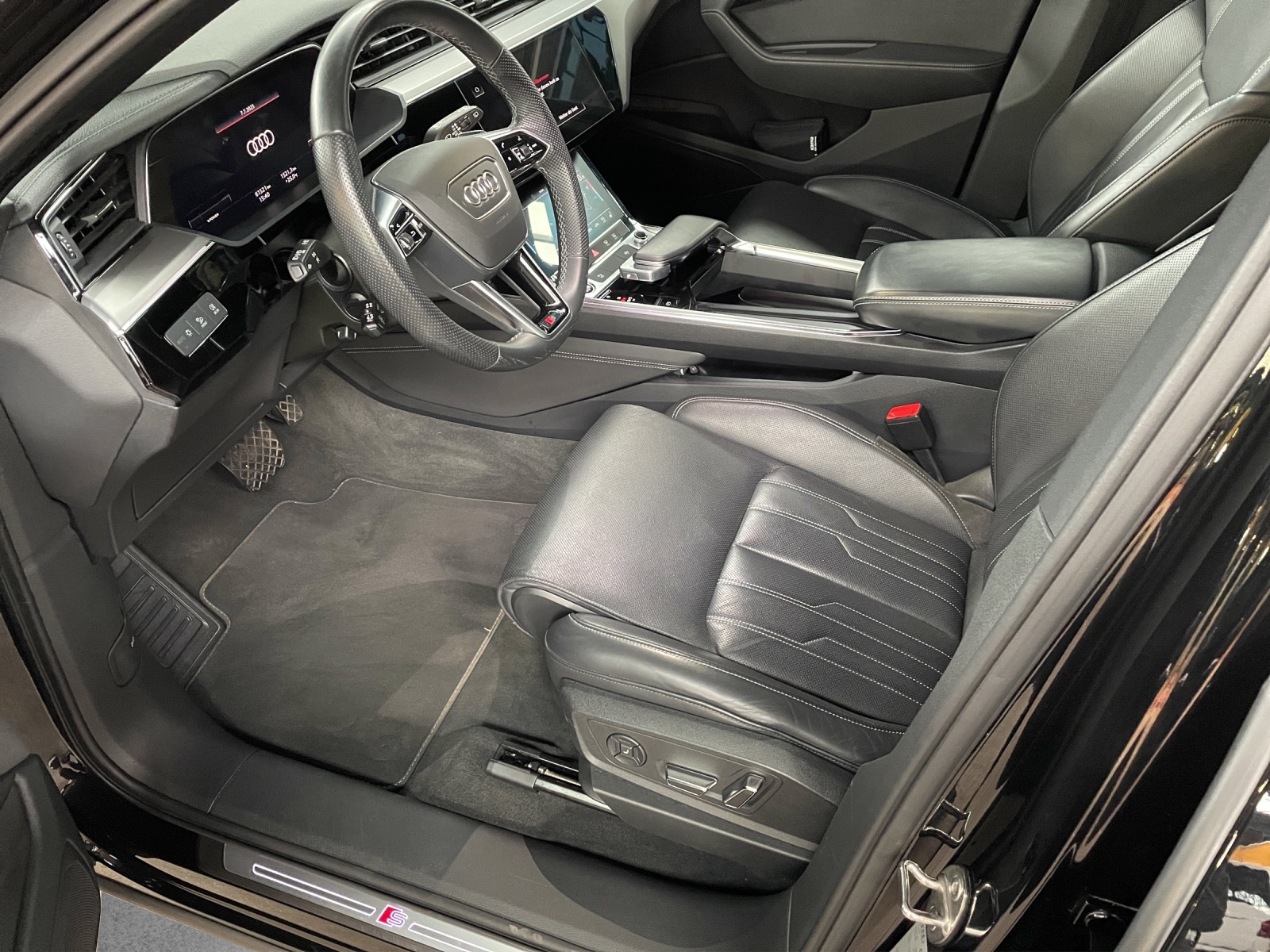 AUDI e-tron 55 Advanced quattro-image-6