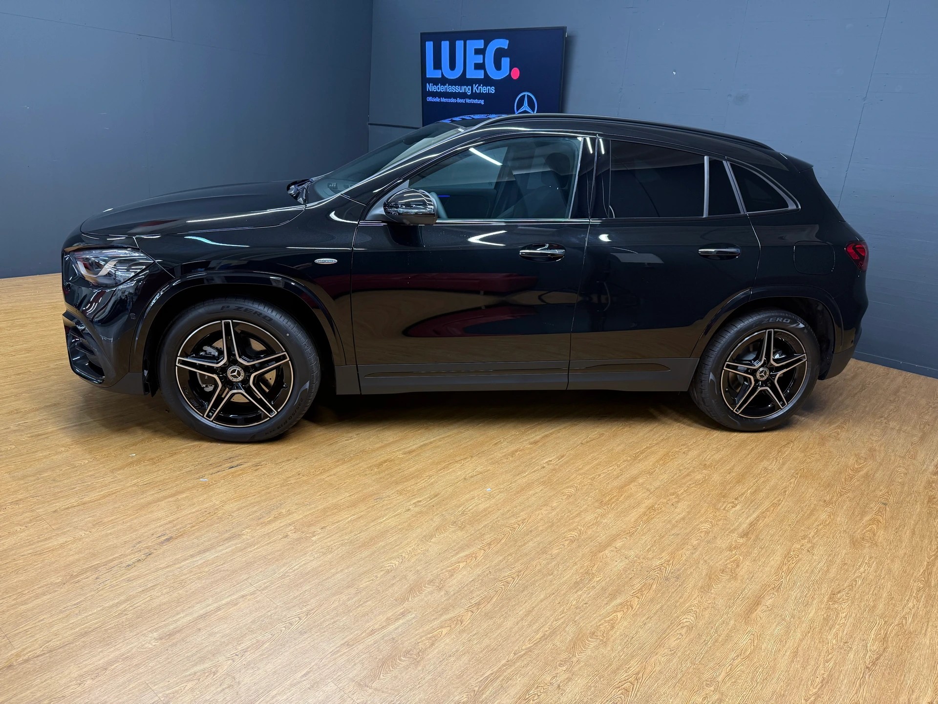 MERCEDES-BENZ GLA 250 e EQ Star - AMG / DISTRONIC / 360 Grad Kamera-image-3