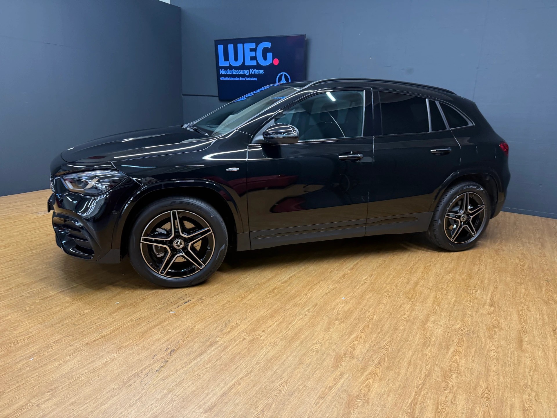 MERCEDES-BENZ GLA 250 e EQ Star - AMG / DISTRONIC / 360 Grad Kamera-image-2