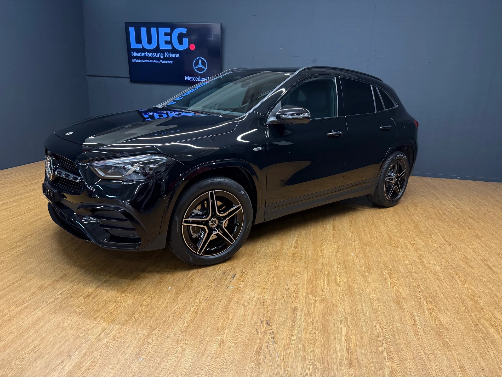 MERCEDES-BENZ GLA 250 e EQ Star - AMG / DISTRONIC / 360 Grad Kamera-image-1
