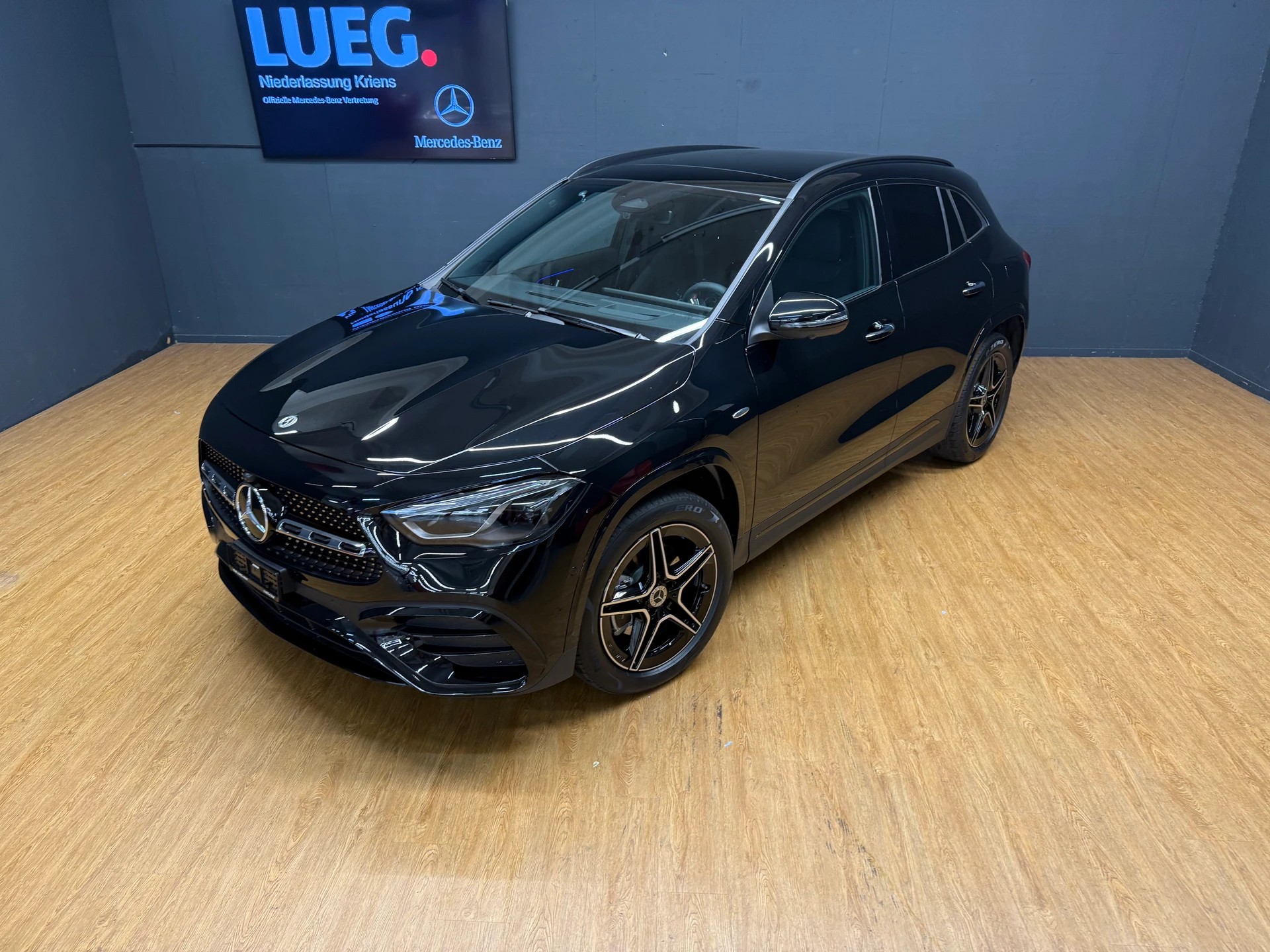 MERCEDES-BENZ GLA 250 e EQ Star - AMG / DISTRONIC / 360 Grad Kamera-image-4