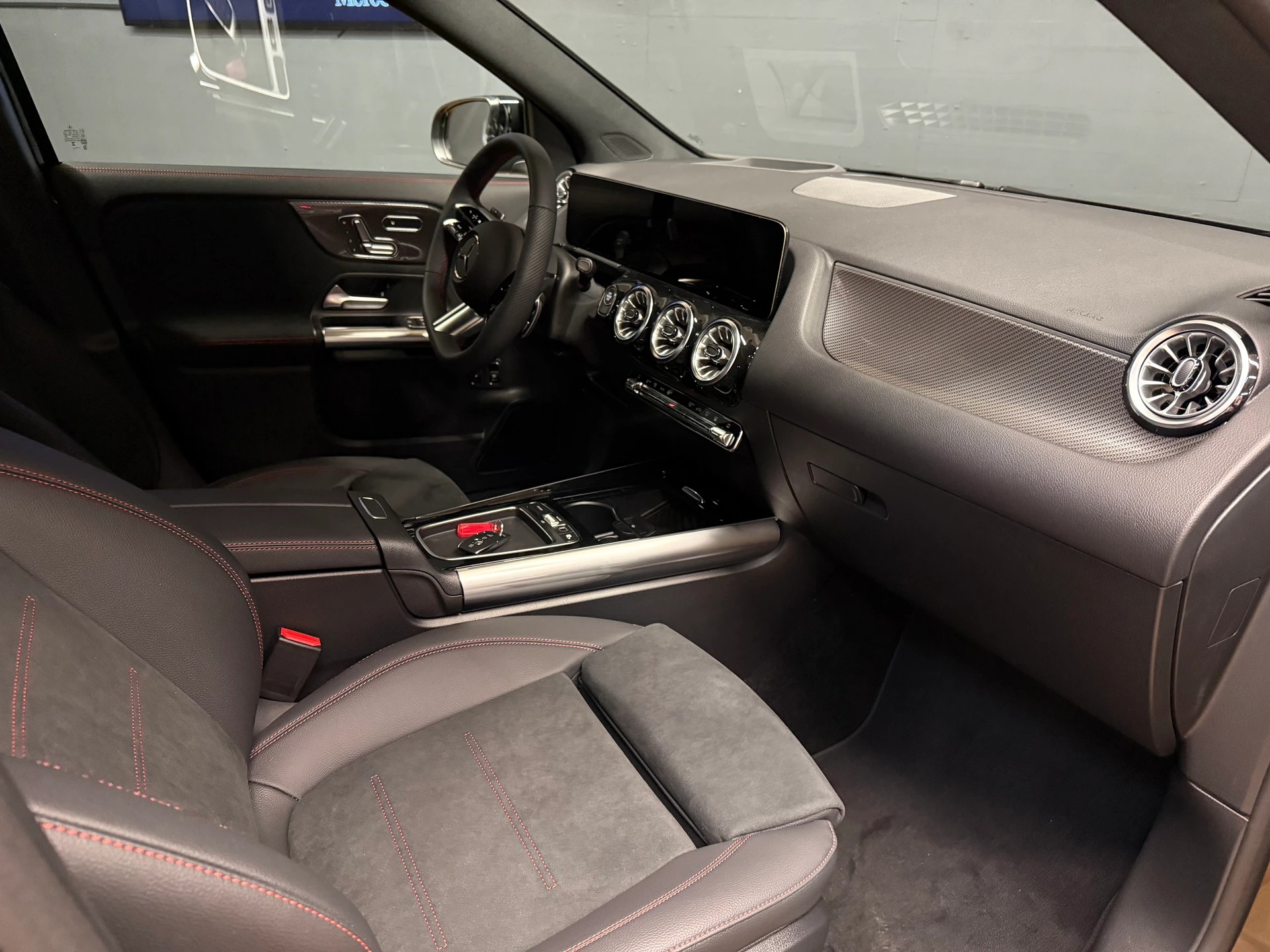 MERCEDES-BENZ GLA 250 e EQ Star - AMG / DISTRONIC / 360 Grad Kamera-image-13