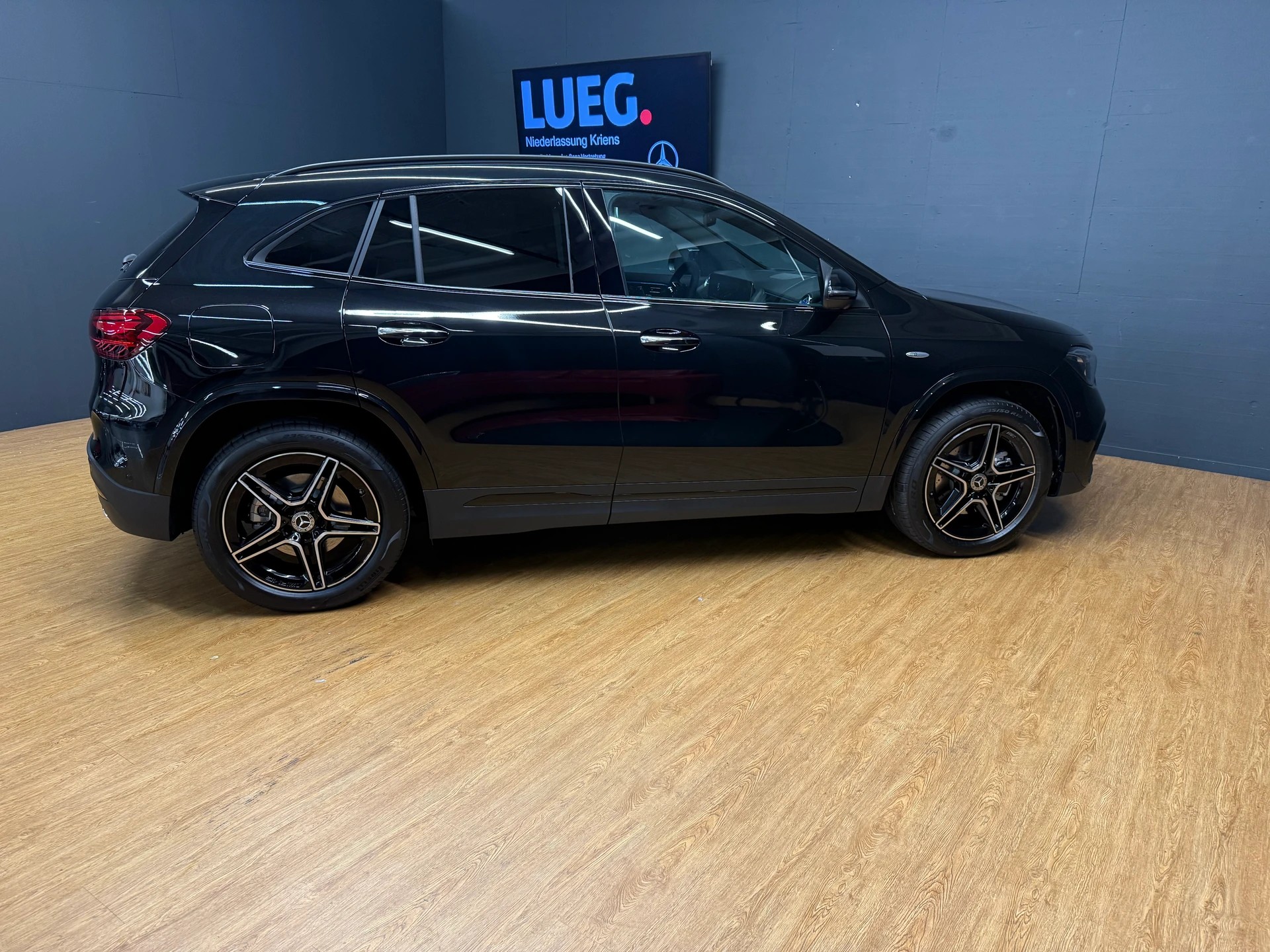MERCEDES-BENZ GLA 250 e EQ Star - AMG / DISTRONIC / 360 Grad Kamera-image-6