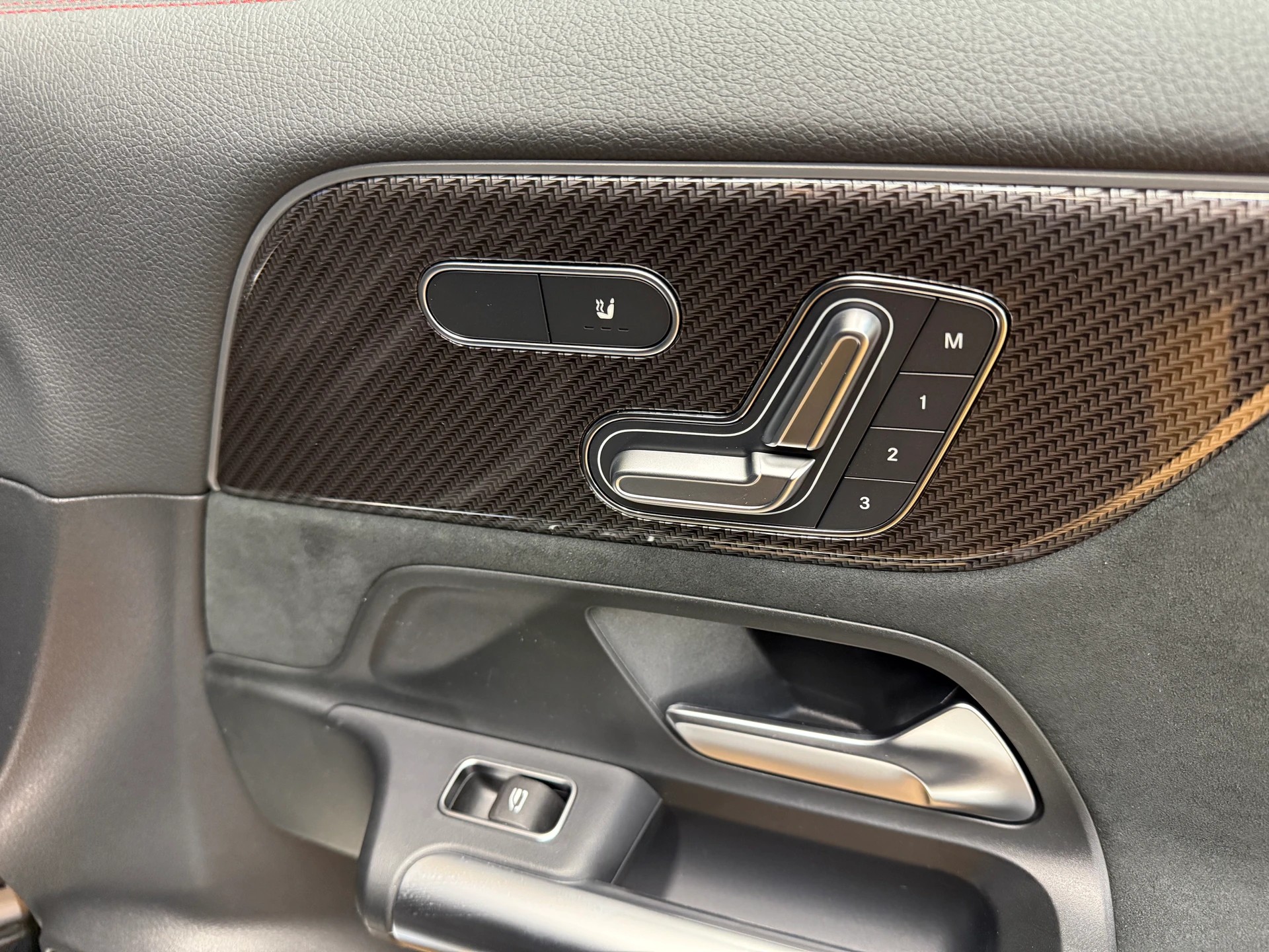 MERCEDES-BENZ GLA 250 e EQ Star - AMG / DISTRONIC / 360 Grad Kamera-image-11