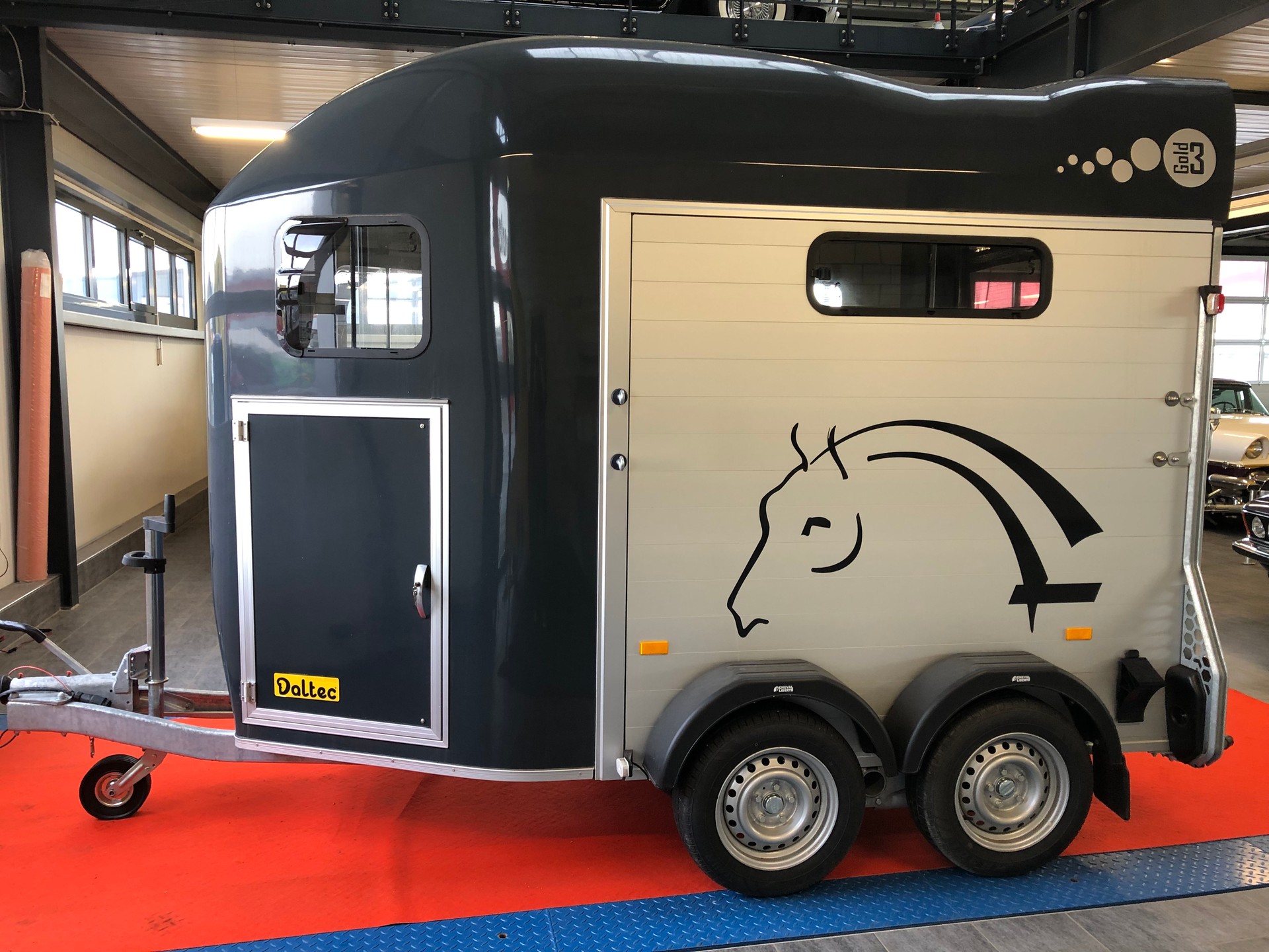 CHEVAL LIBERTE GOLD 3-showroom-element-1
