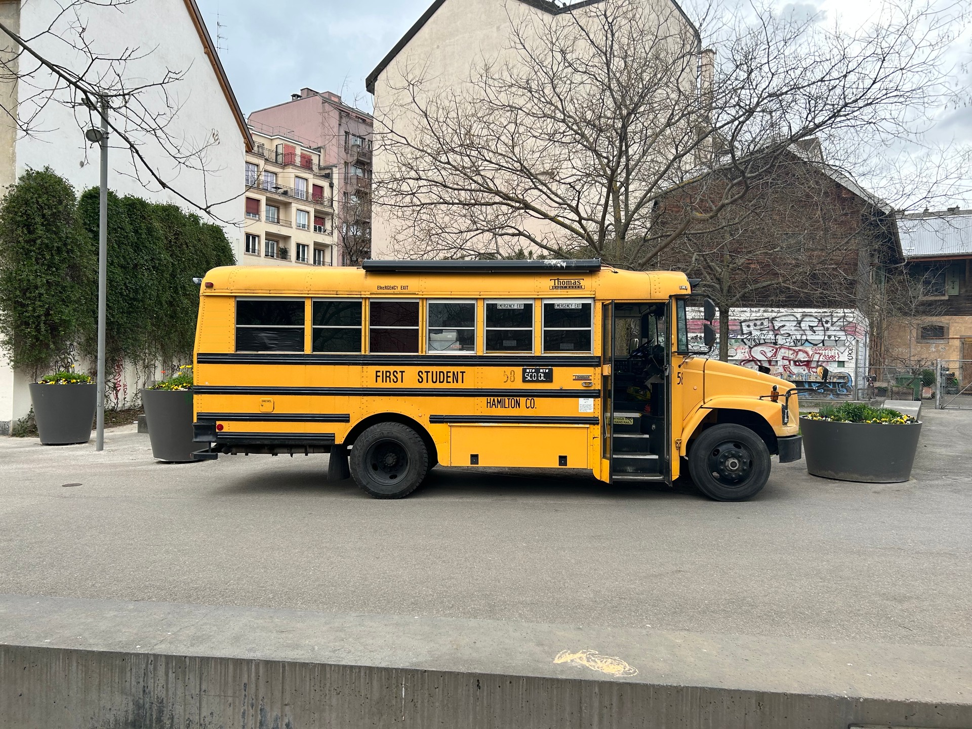 FORD TRUCKS School bus transformé en food truck et camping-car-image-2
