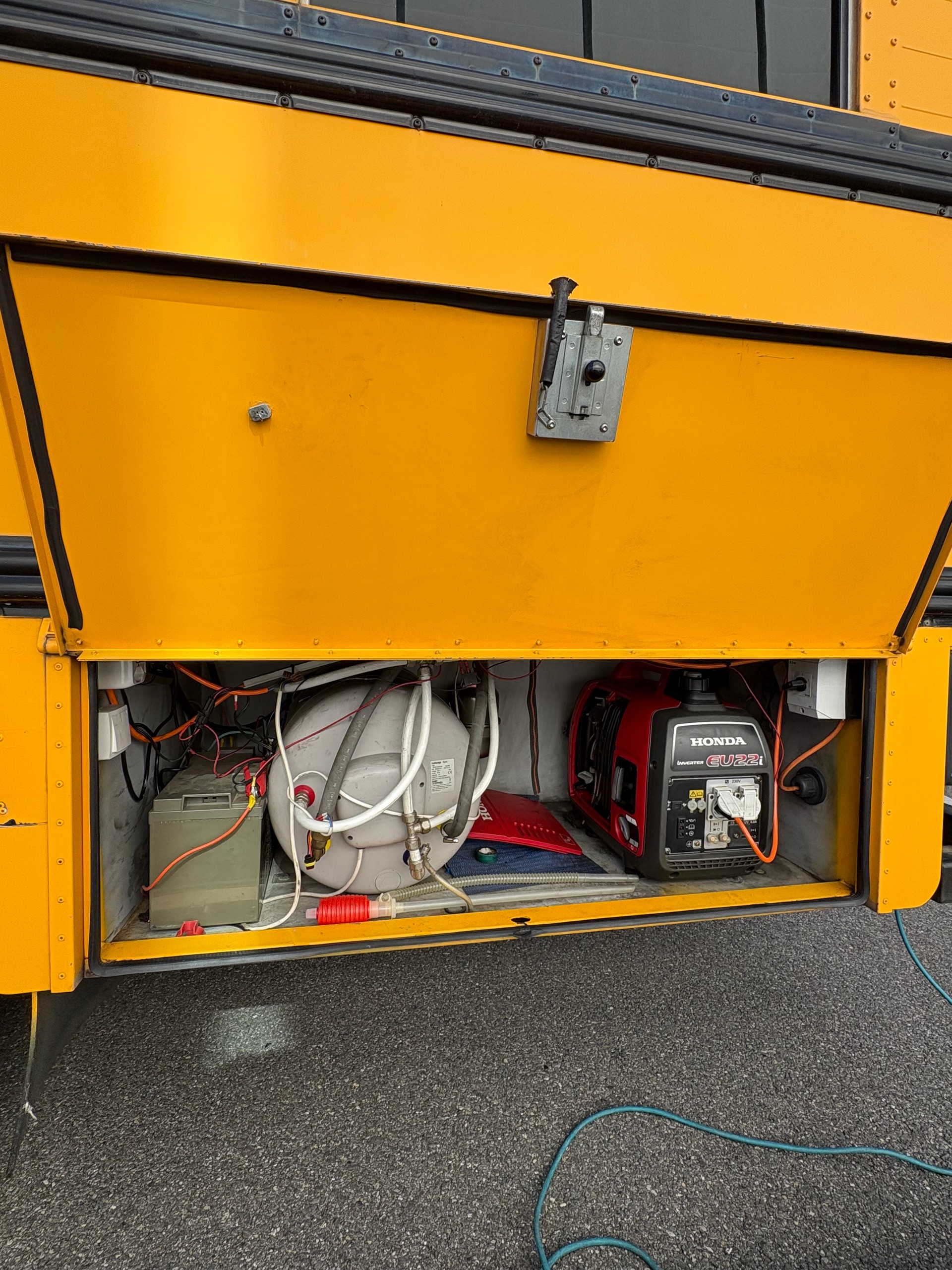 FORD TRUCKS School bus transformé en food truck et camping-car-image-13