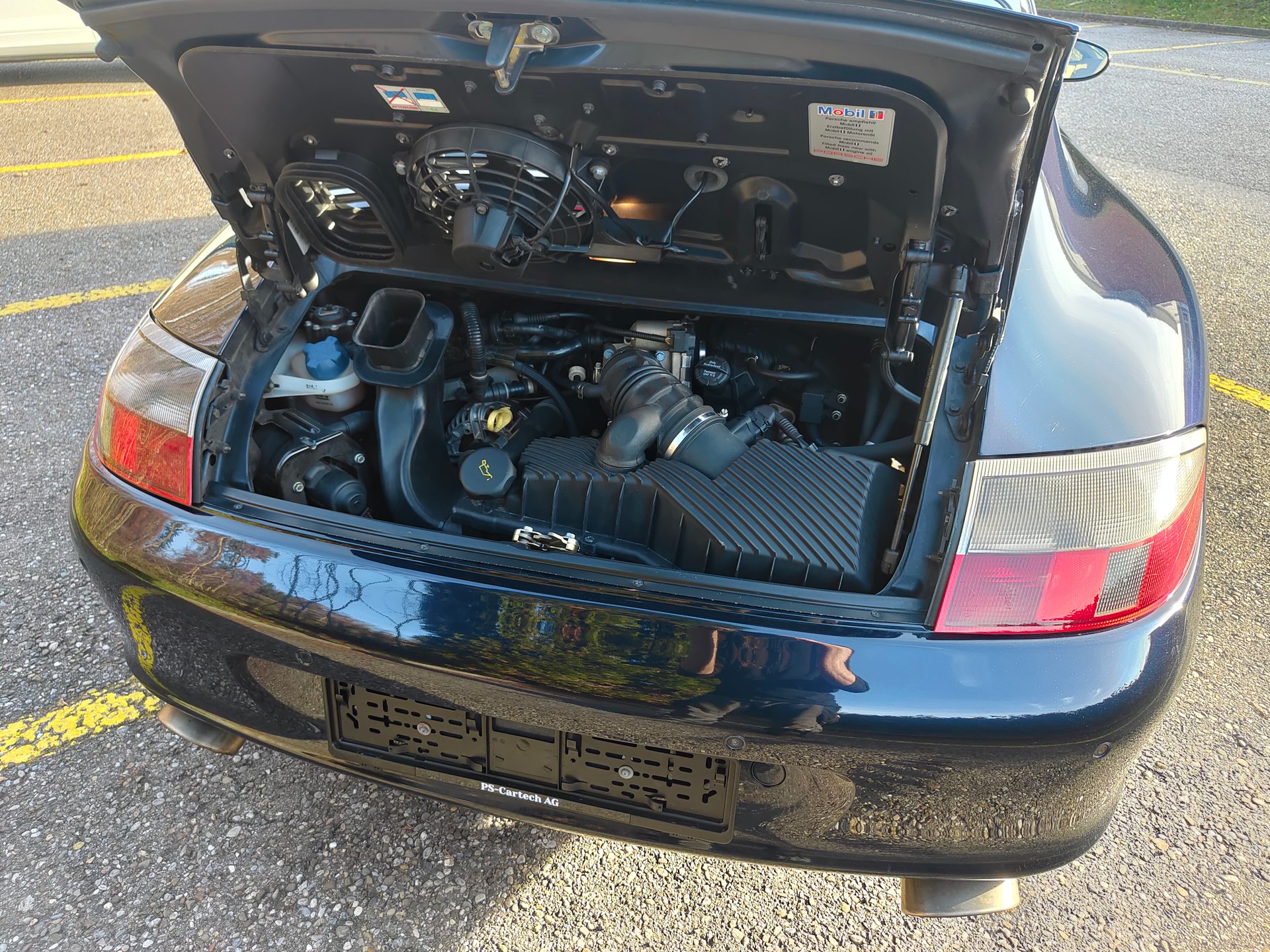 PORSCHE 911 Carrera 4-image-3