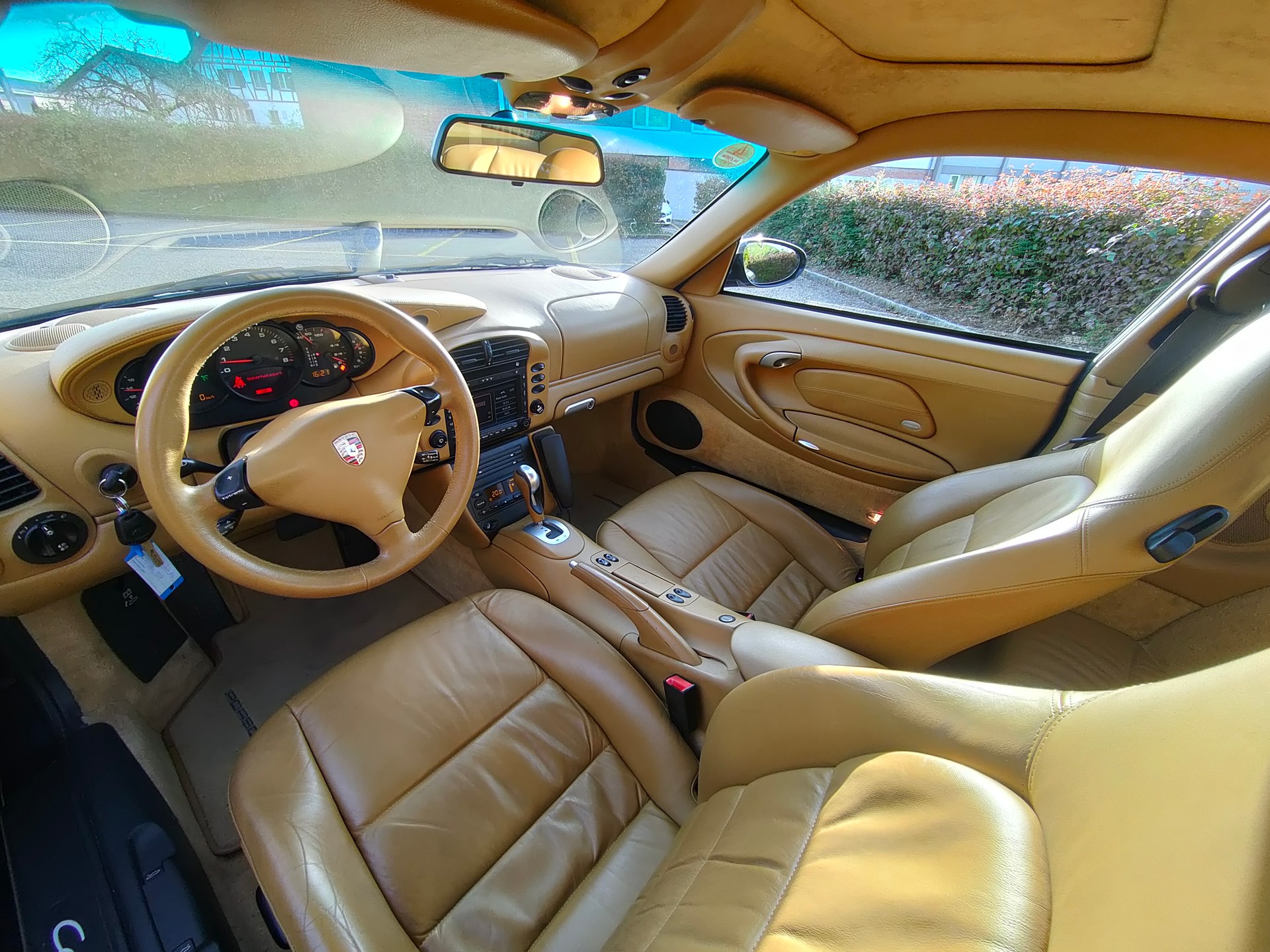 PORSCHE 911 Carrera 4-image-4