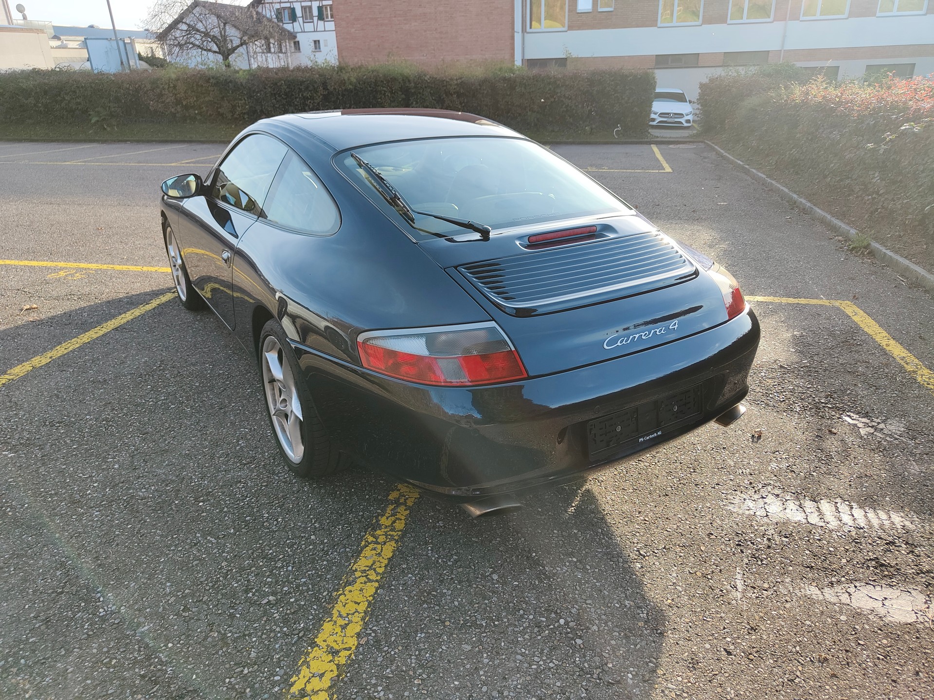 PORSCHE 911 Carrera 4-image-2