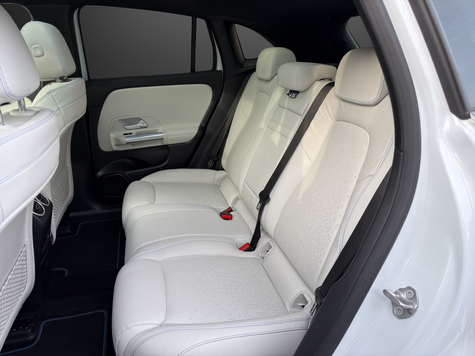 MERCEDES-BENZ EQA 350 Edition 1 4Matic-image-8
