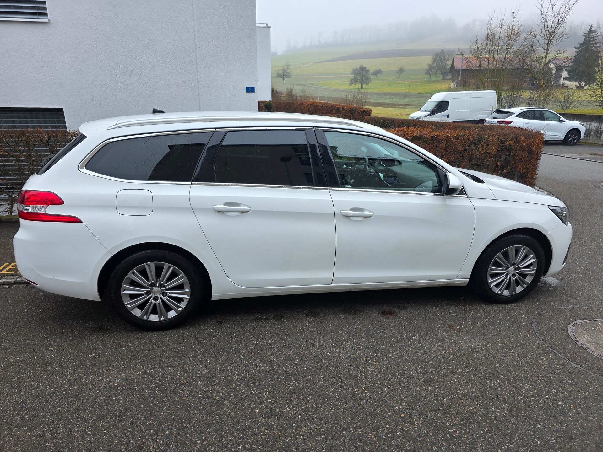 PEUGEOT 308 SW 1.5 BlueHDI Allure Pack EAT8-image-3