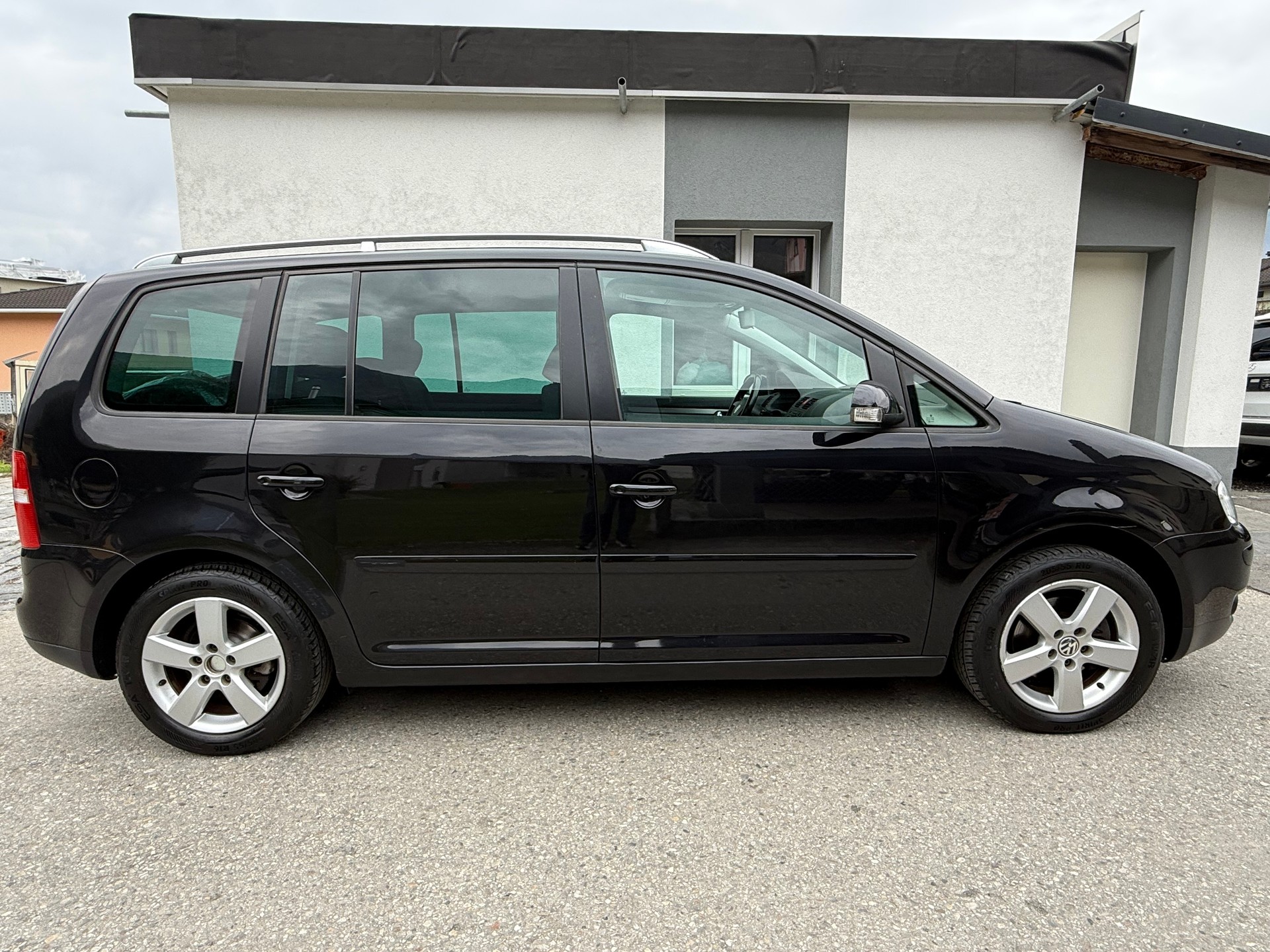 VW Touran 2.0 TDI Highline-image-6
