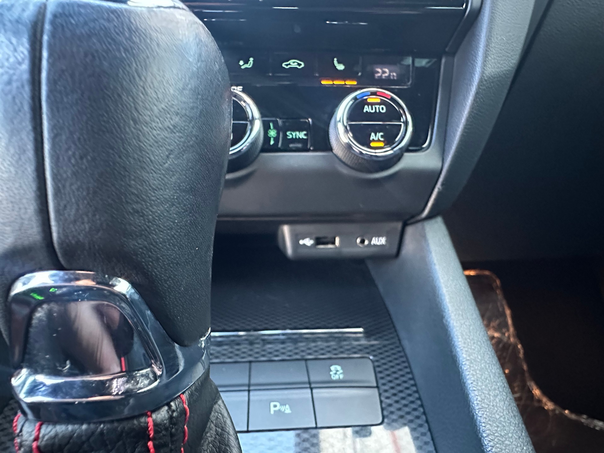 SKODA Octavia Combi 2.0 TDI RS 4x4 DSG-image-8