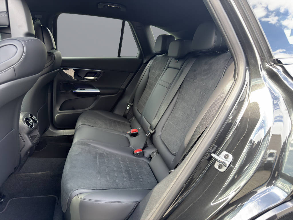 MERCEDES-BENZ GLC 300 e EQ Star AMG Line 4matic-image-12