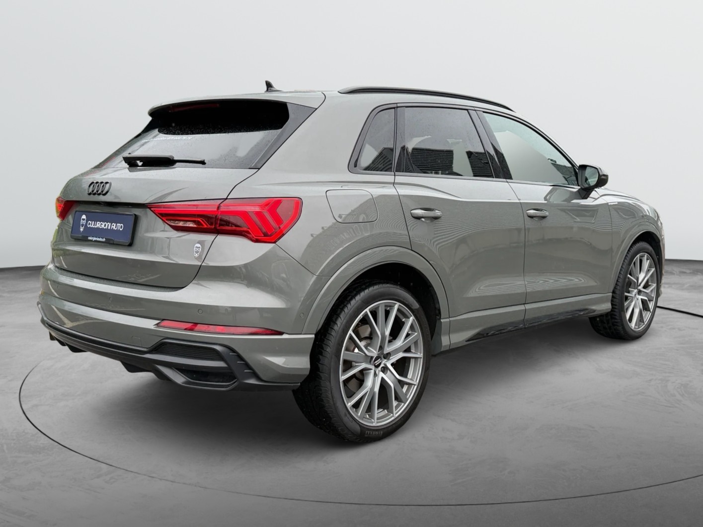 AUDI Q3 40 TFSI S line quattro S-tronic-image-4