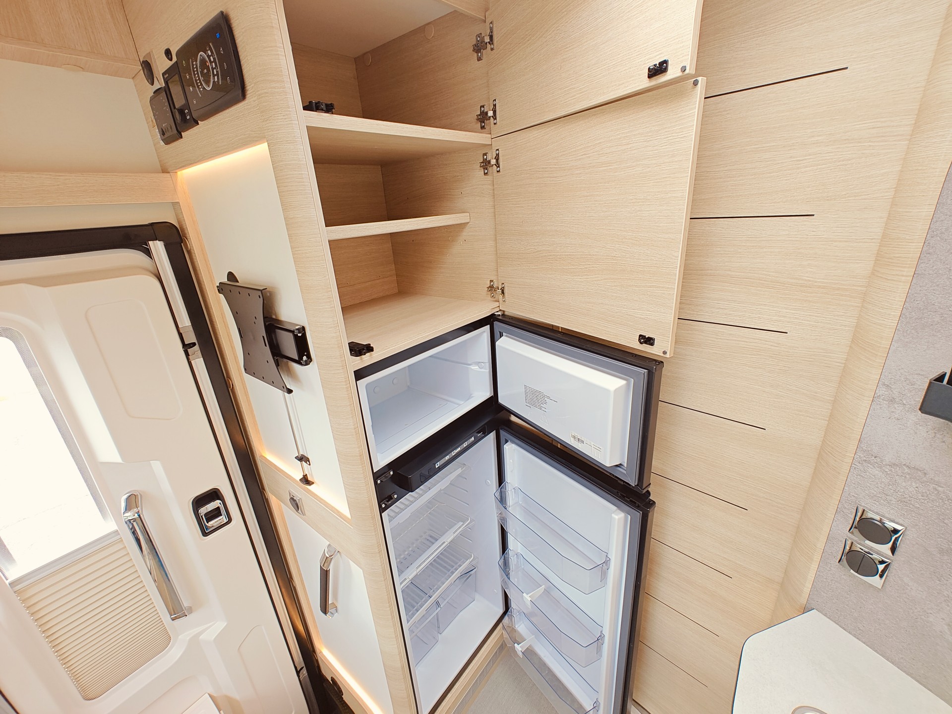 FIAT Rapido SERIE 6 696 F - Automat -- Queensbett XL -- Hubbett -- Solar & Lithium -- Dachklima -- Bodenheizung -- Clesana WC-image-25