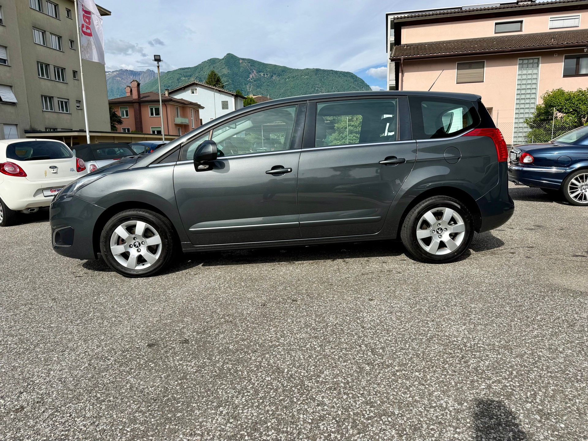PEUGEOT 5008 1.6 BlueHDi 5008 1.6 BlueHDi Business EAT-image-5