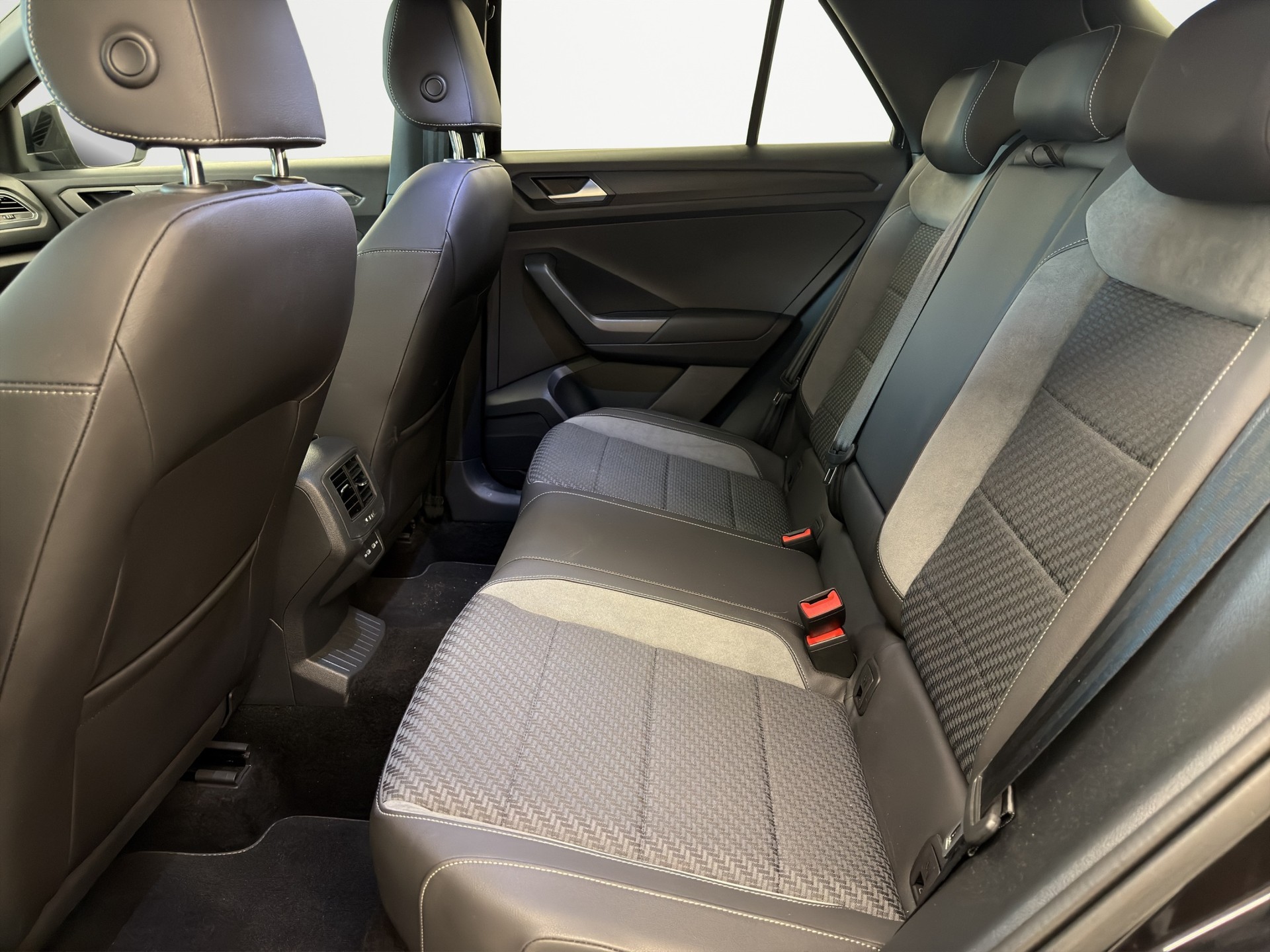 VW T-Roc 1.5 TSI EVO Sport DSG-image-11